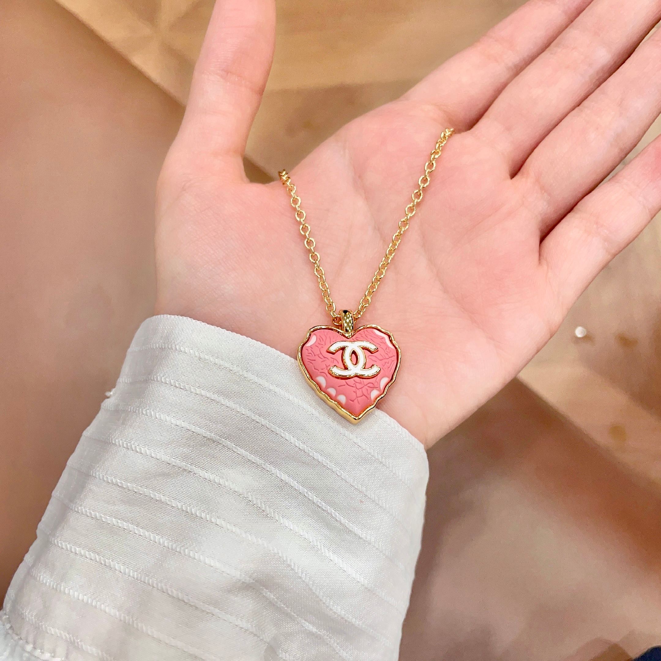 Chanel香奈儿 中古 字母项链👀小香家的款式真心无需多介绍😘🎶每一款都超好看，精致大方，非常显气质.