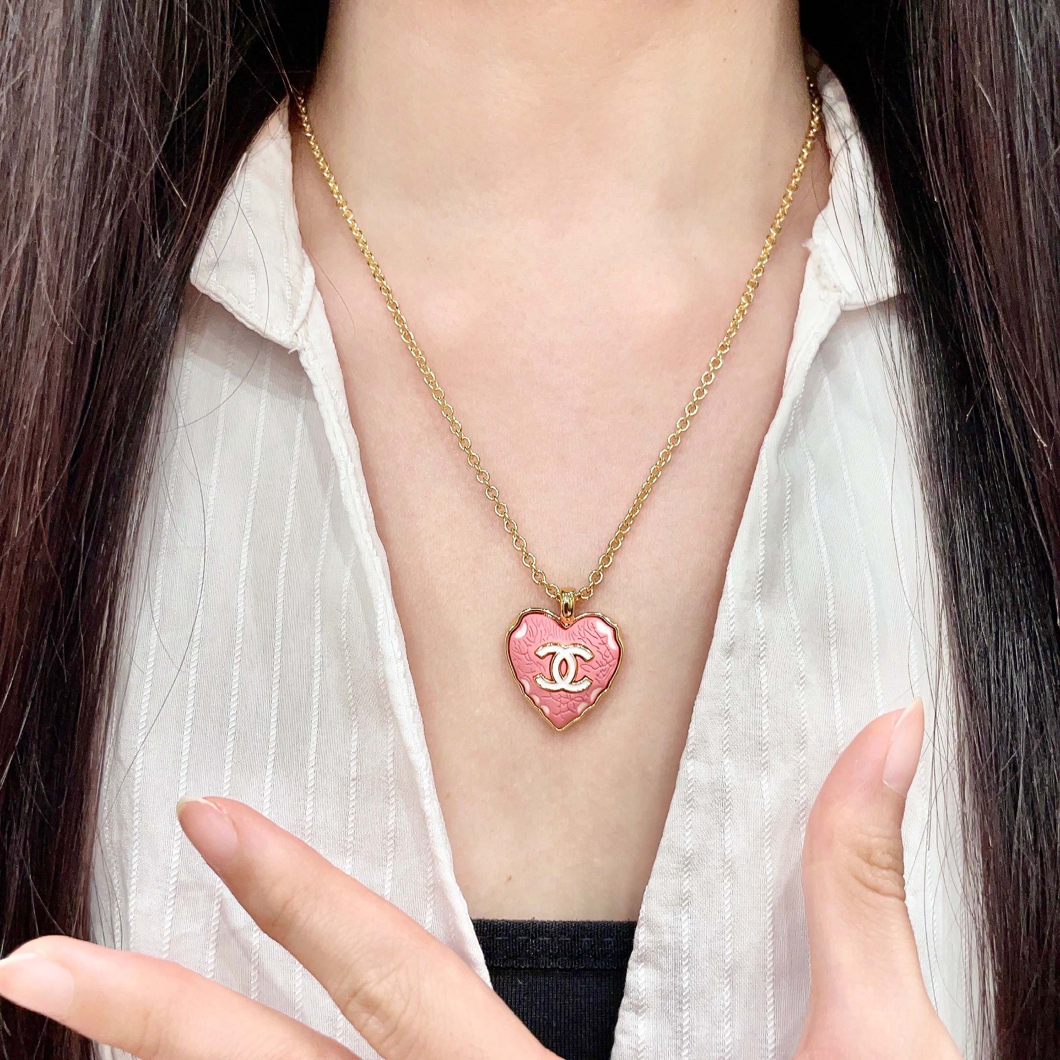 Chanel香奈儿 中古 字母项链👀小香家的款式真心无需多介绍😘🎶每一款都超好看，精致大方，非常显气质.