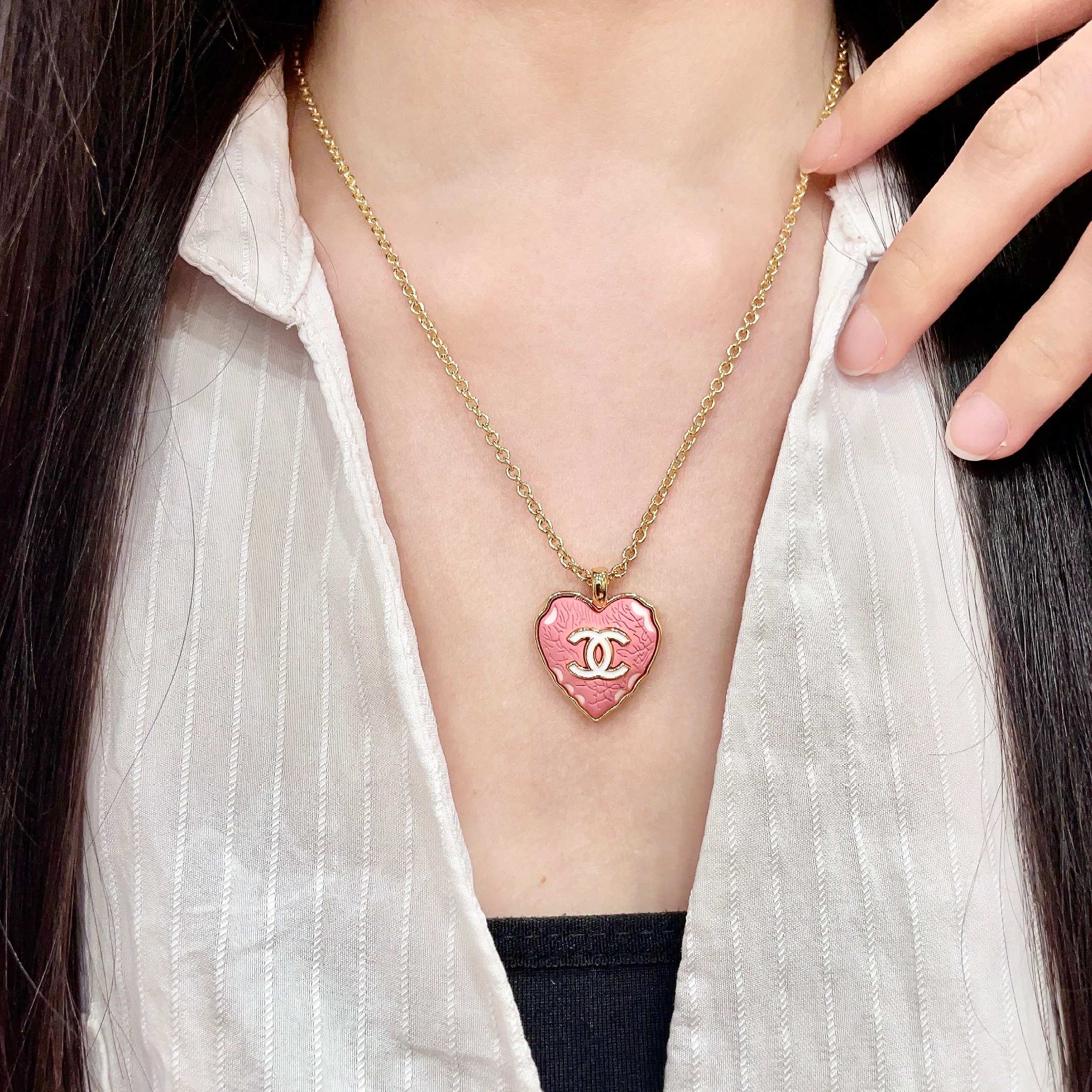 Chanel香奈儿 中古 字母项链👀小香家的款式真心无需多介绍😘🎶每一款都超好看，精致大方，非常显气质.