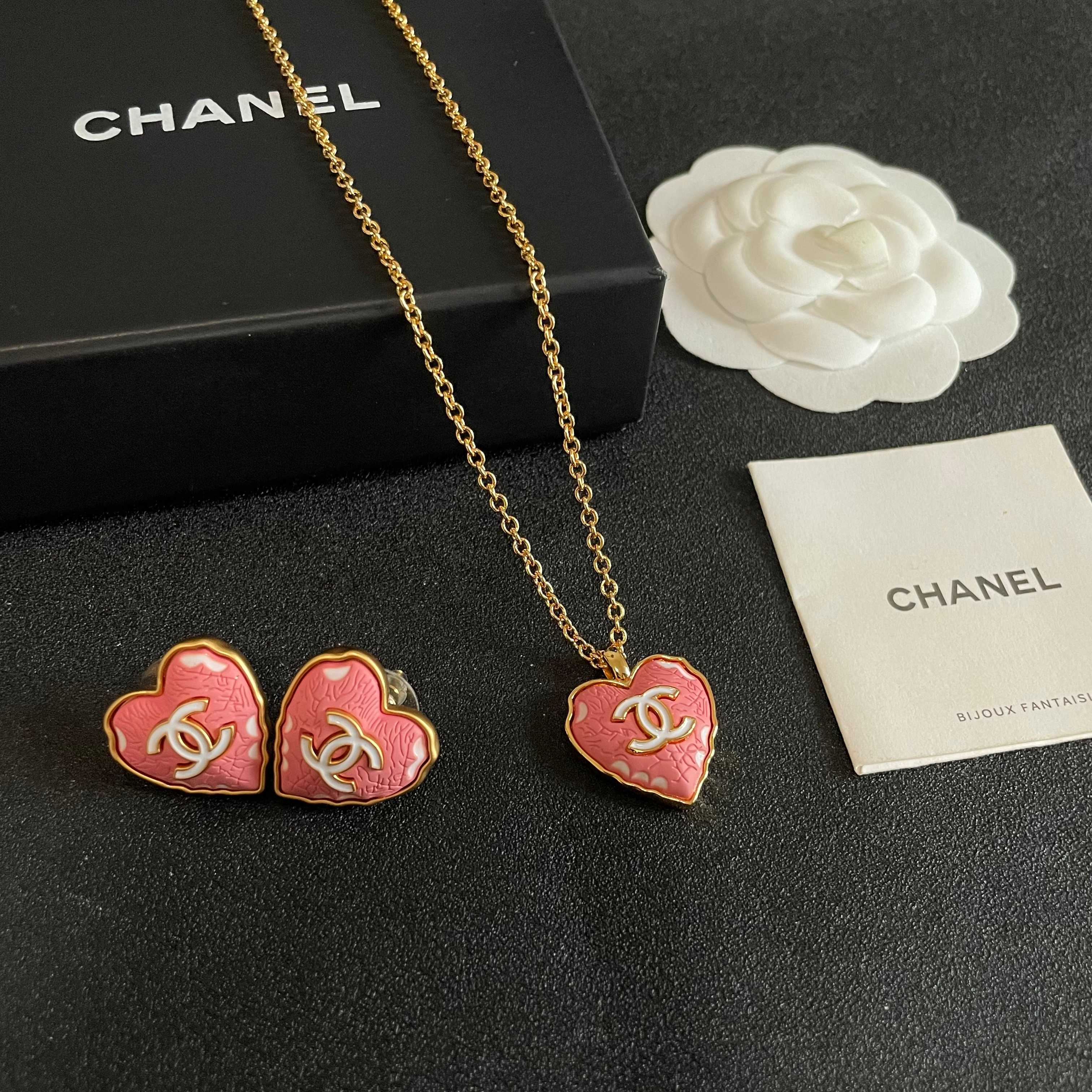 Chanel香奈儿 中古 耳钉👀小香家的款式真心无需多介绍😘🎶每一款都超好看，精致大方，非常显气质