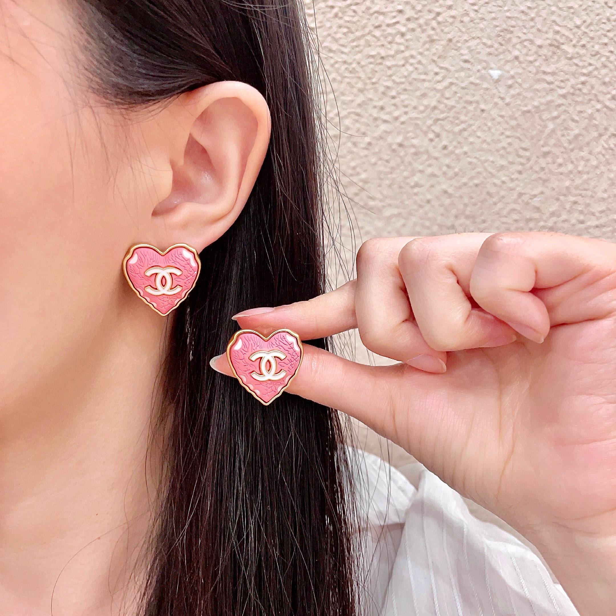 Chanel香奈儿 中古 耳钉👀小香家的款式真心无需多介绍😘🎶每一款都超好看，精致大方，非常显气质
