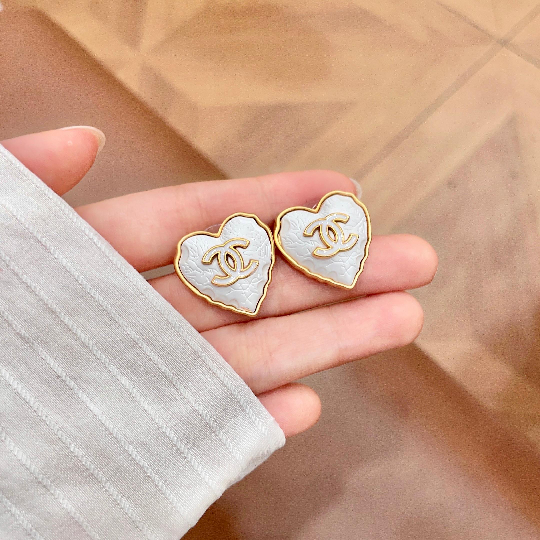 Chanel香奈儿 中古 耳钉👀小香家的款式真心无需多介绍😘🎶每一款都超好看，精致大方，非常显气质