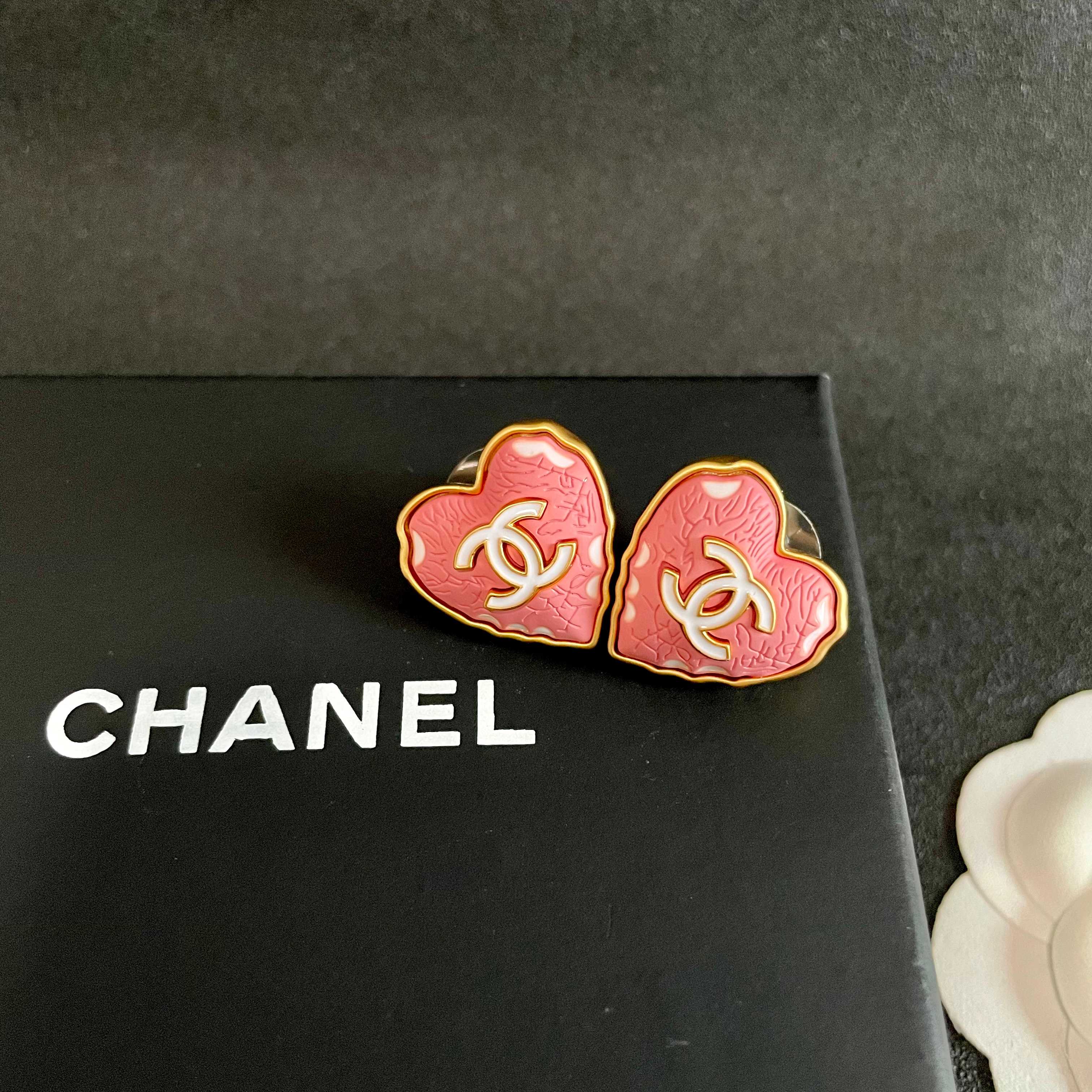 Chanel香奈儿 中古 耳钉👀小香家的款式真心无需多介绍😘🎶每一款都超好看，精致大方，非常显气质