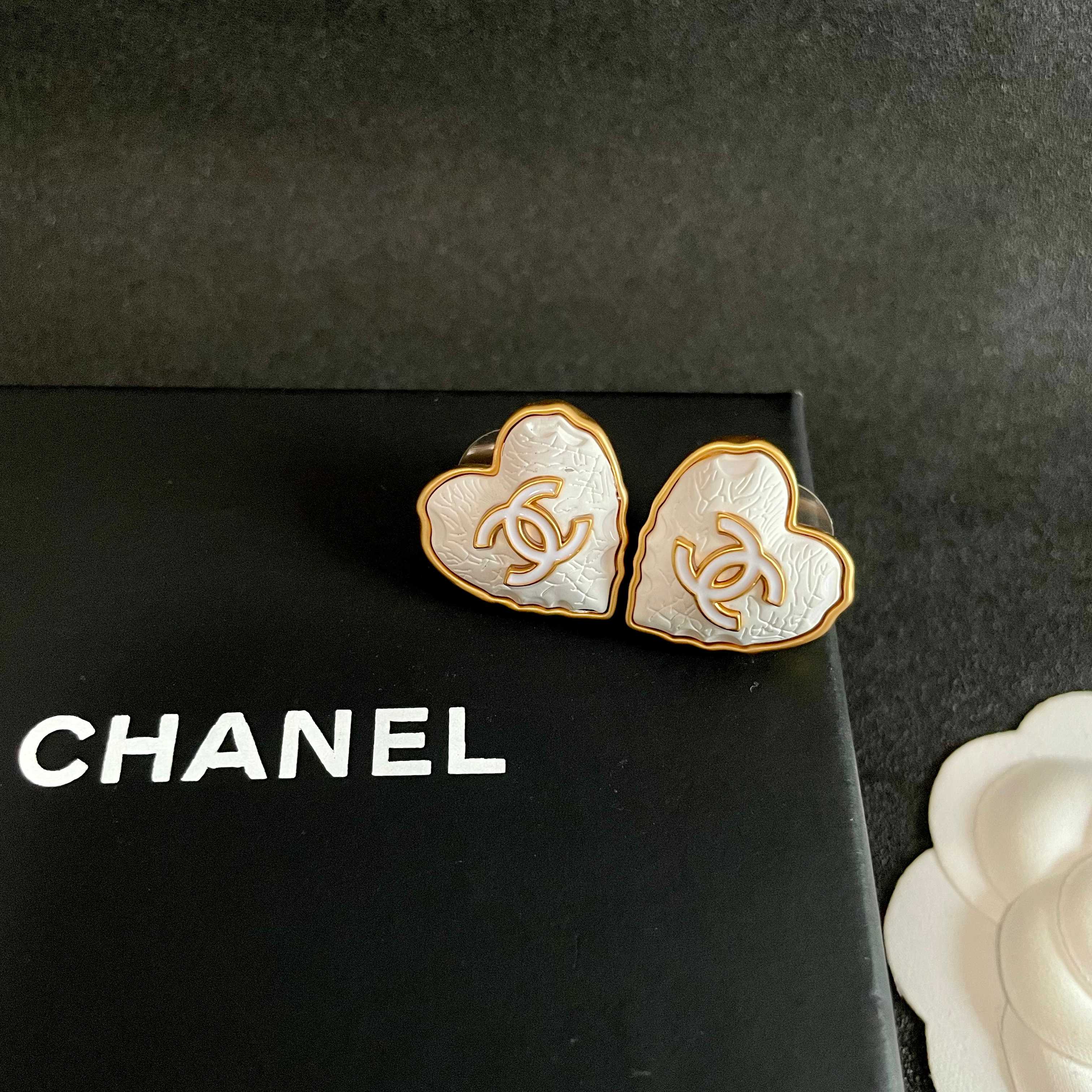 Chanel香奈儿 中古 耳钉👀小香家的款式真心无需多介绍😘🎶每一款都超好看，精致大方，非常显气质