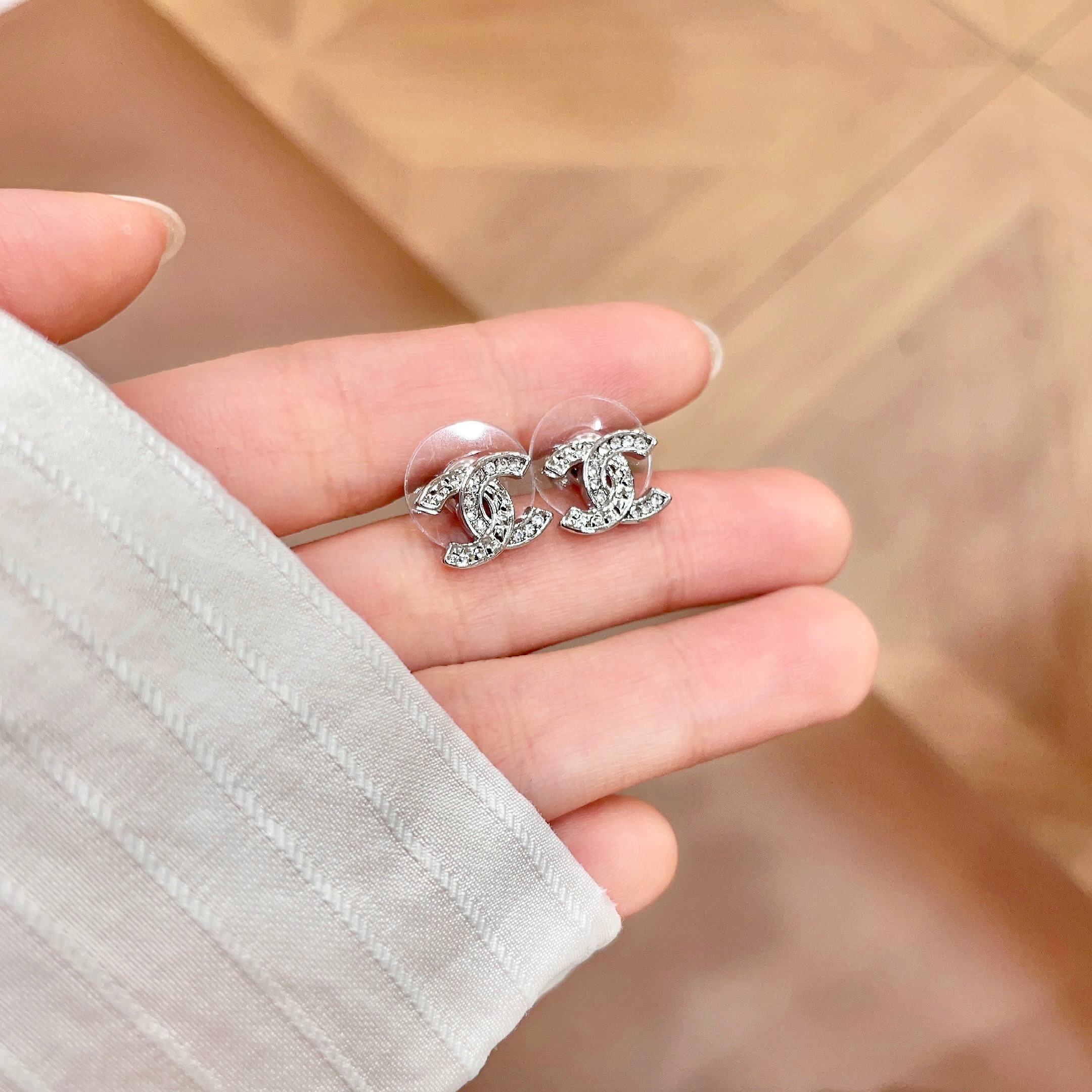 Chanel香奈儿 中古 耳钉👀小香家的款式真心无需多介绍😘🎶每一款都超好看，精致大方，非常显气质