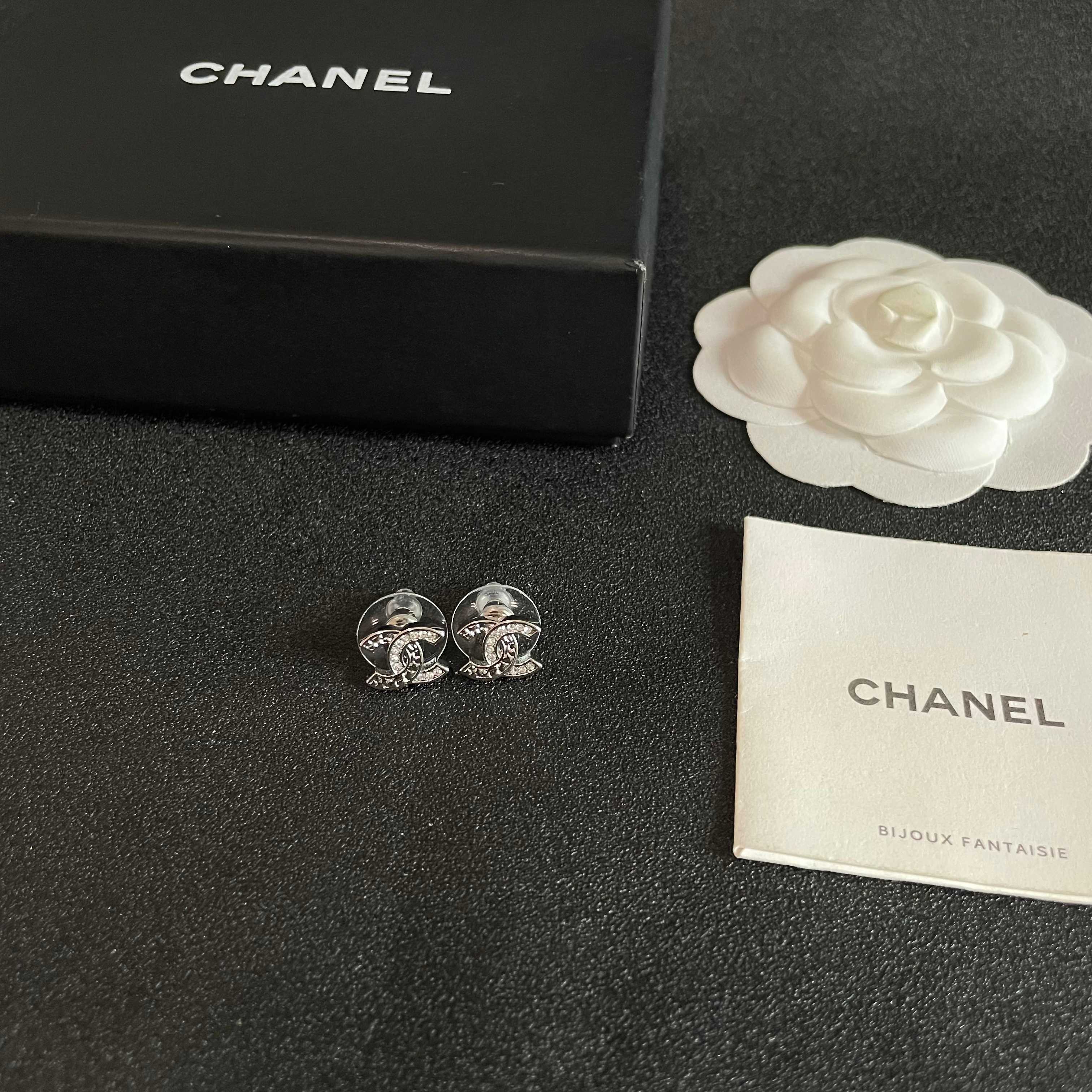 Chanel香奈儿 中古 耳钉👀小香家的款式真心无需多介绍😘🎶每一款都超好看，精致大方，非常显气质