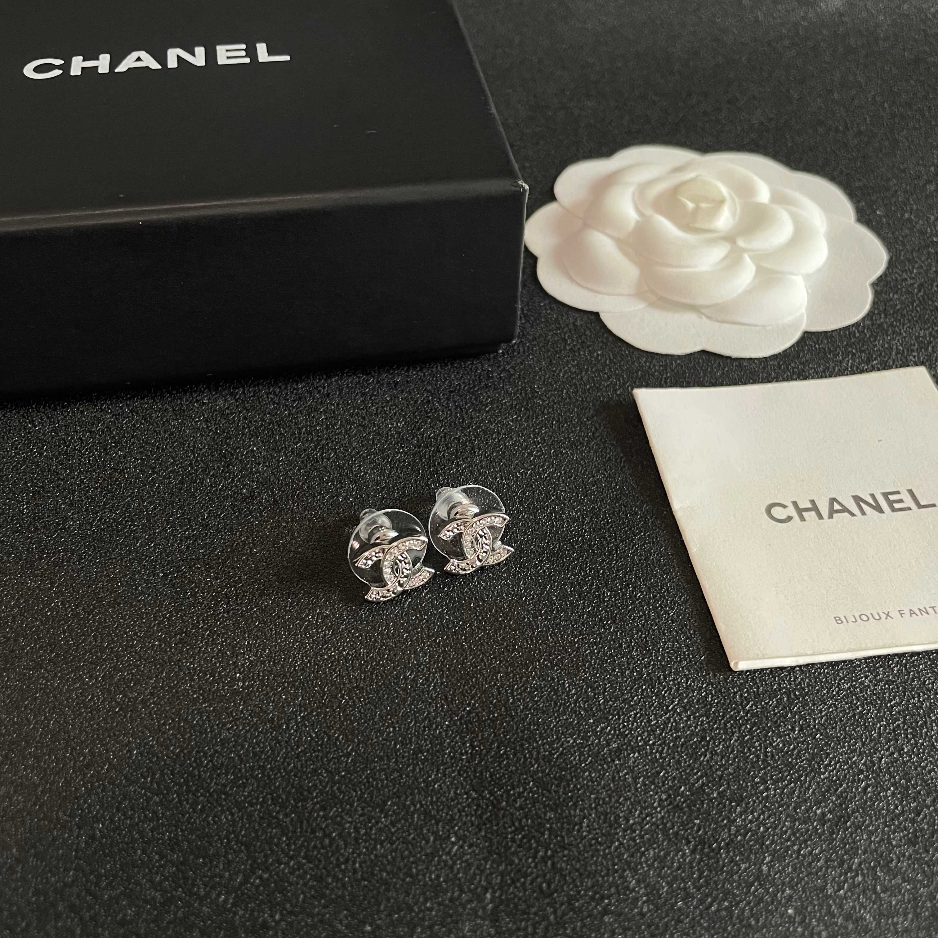 Chanel香奈儿 中古 耳钉👀小香家的款式真心无需多介绍😘🎶每一款都超好看，精致大方，非常显气质
