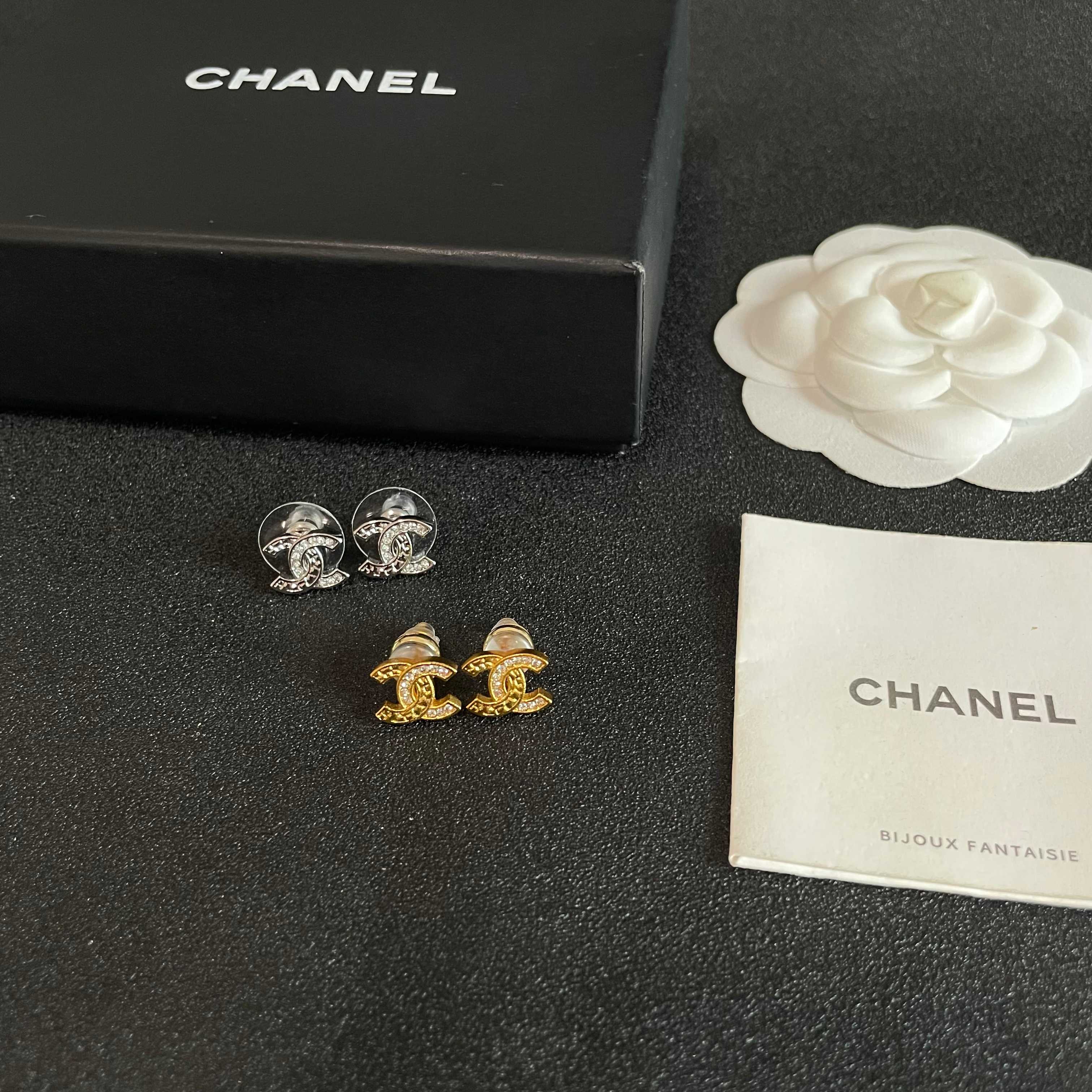 Chanel香奈儿 中古 耳钉👀小香家的款式真心无需多介绍😘🎶每一款都超好看，精致大方，非常显气质