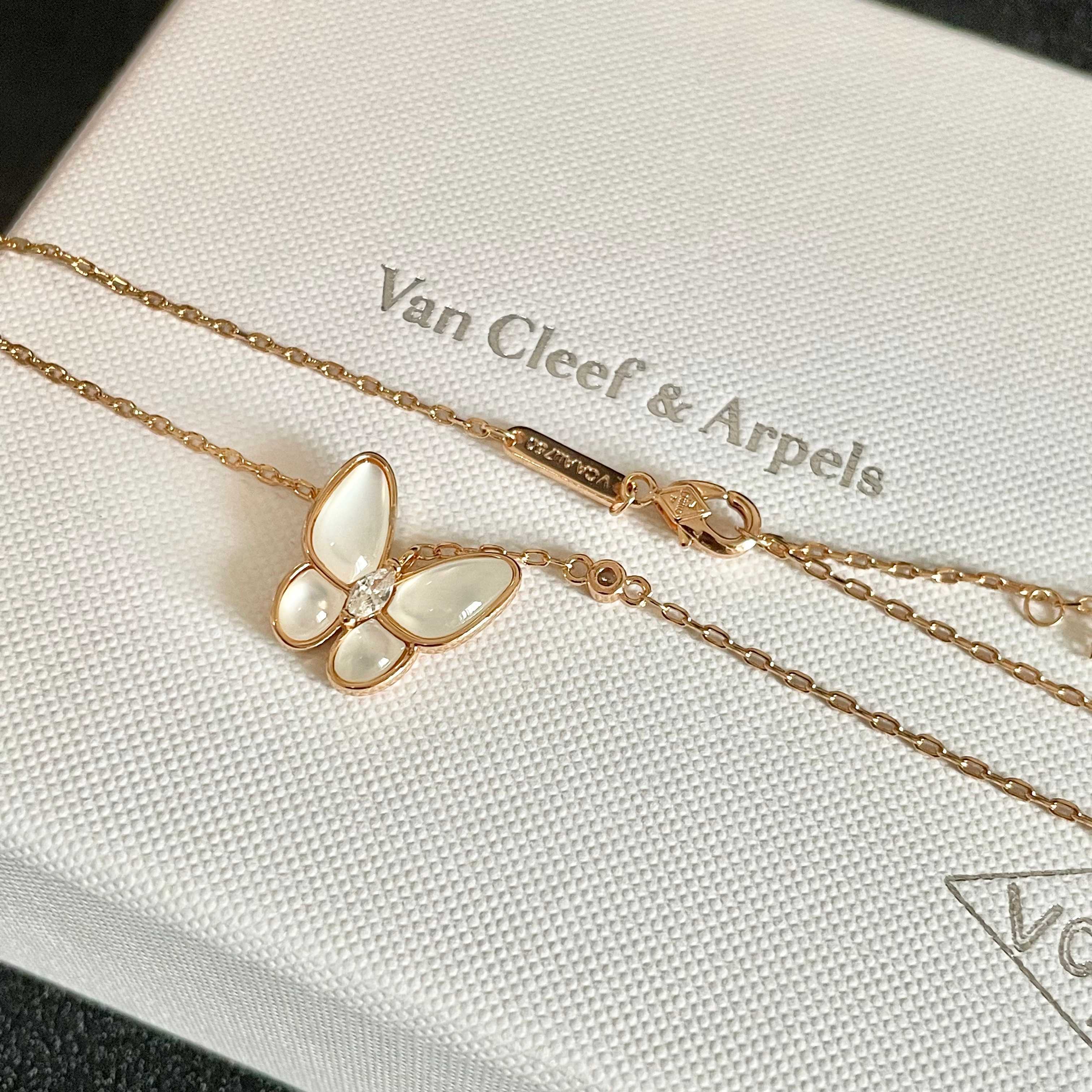 VanCleefArPels【花朵】Alhambra吊坠雾里看花 其设计独特，隽永典雅 项链百搭 经典 