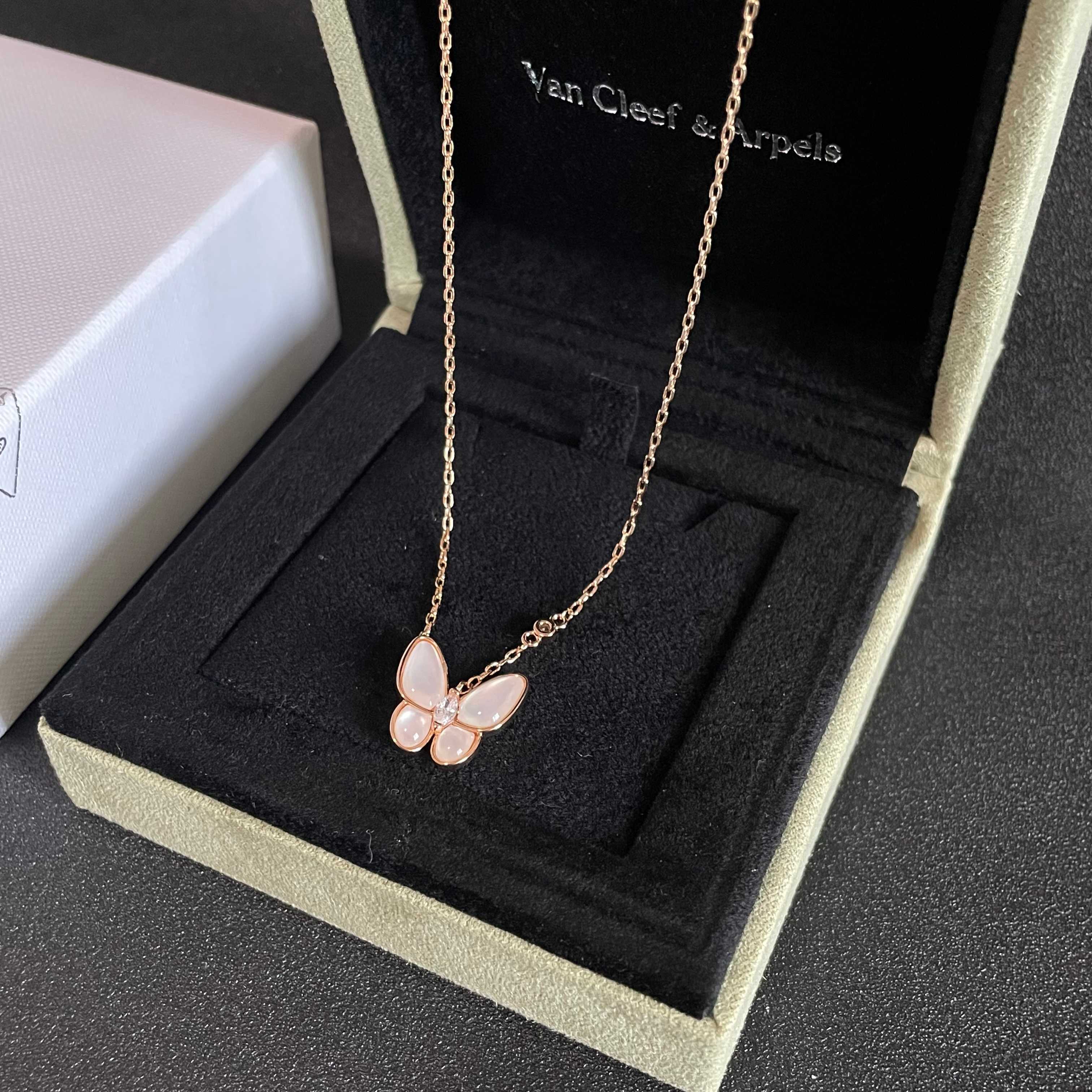 VanCleefArPels【花朵】Alhambra吊坠雾里看花 其设计独特，隽永典雅 项链百搭 经典 