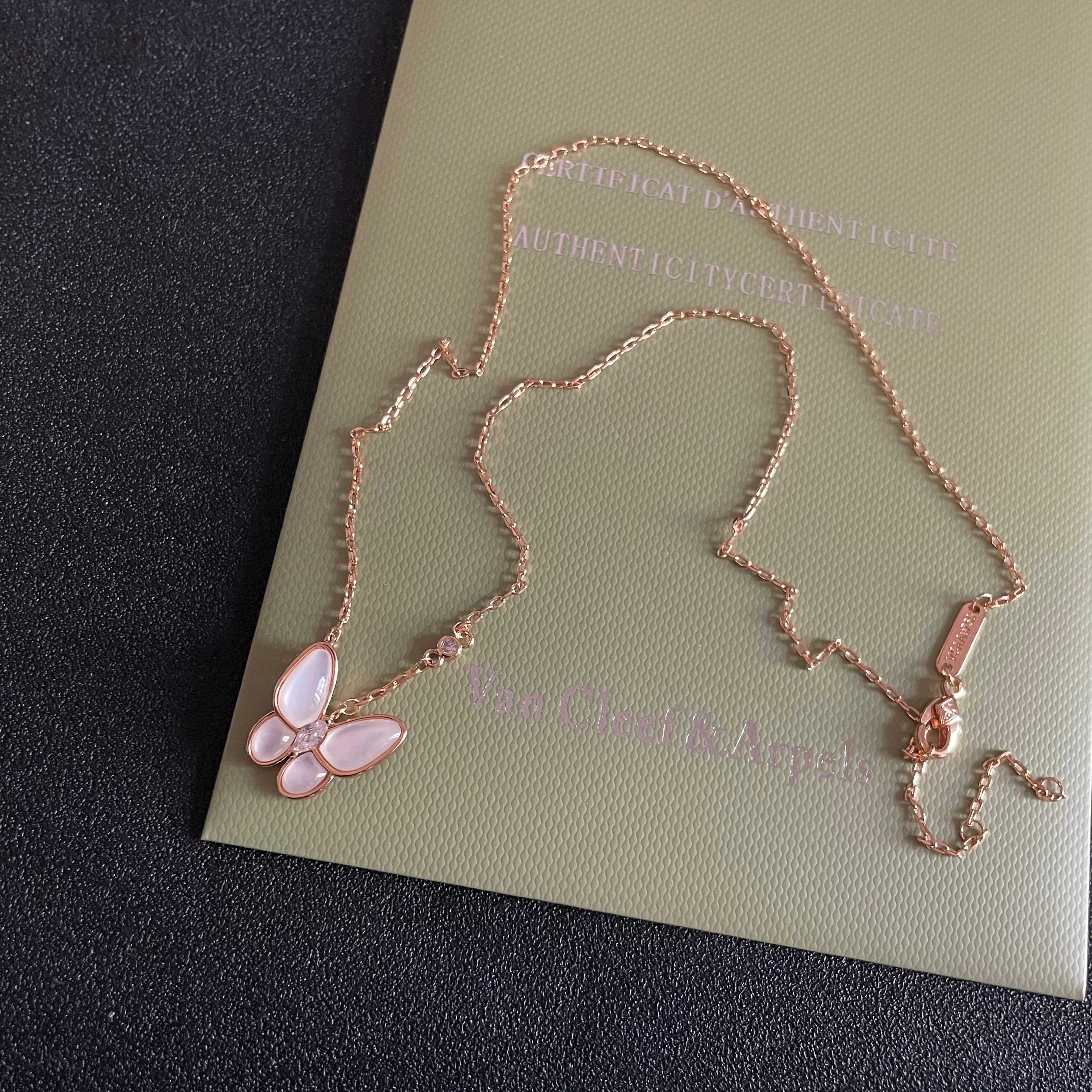 VanCleefArPels【花朵】Alhambra吊坠雾里看花 其设计独特，隽永典雅 项链百搭 经典 