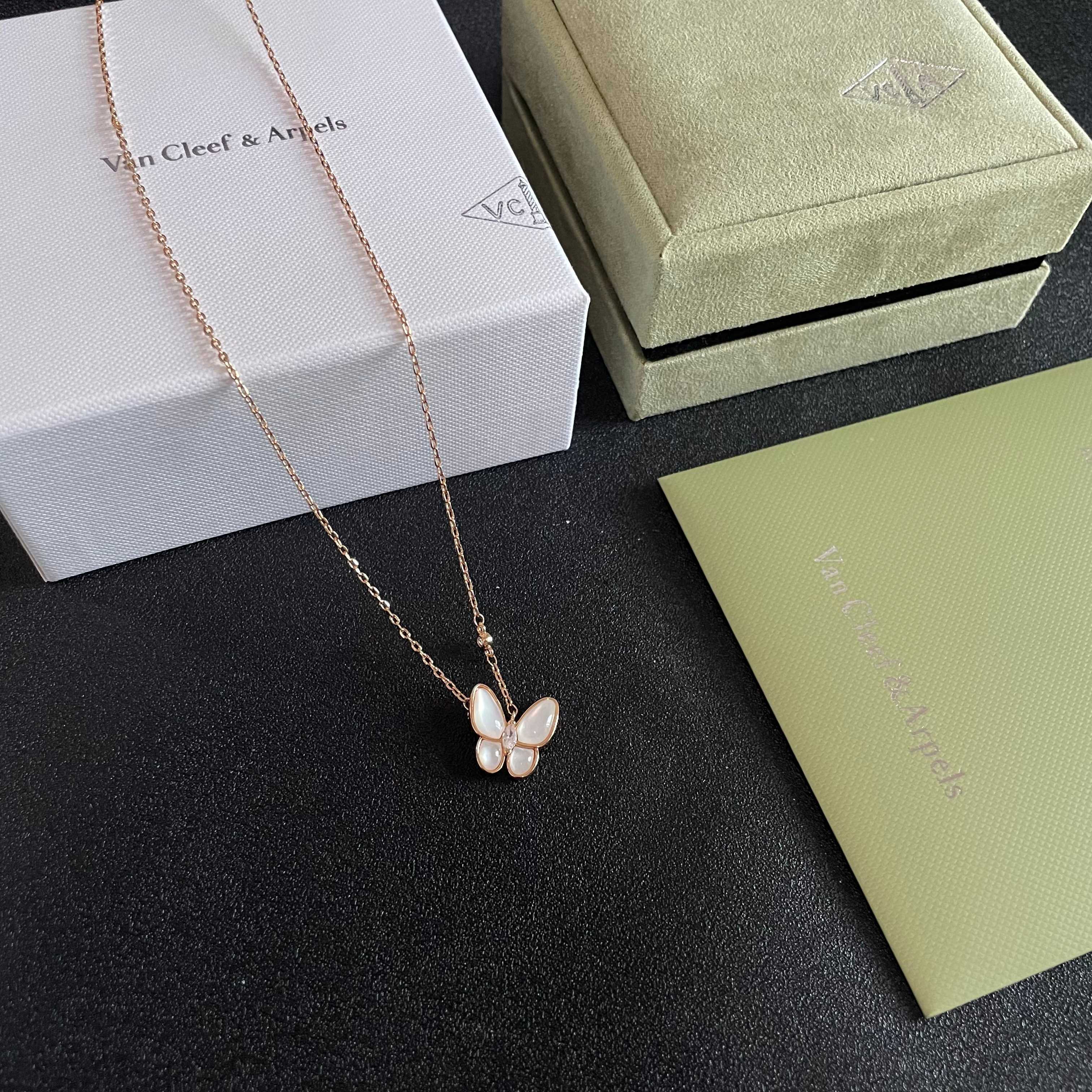 VanCleefArPels【花朵】Alhambra吊坠雾里看花 其设计独特，隽永典雅 项链百搭 经典 