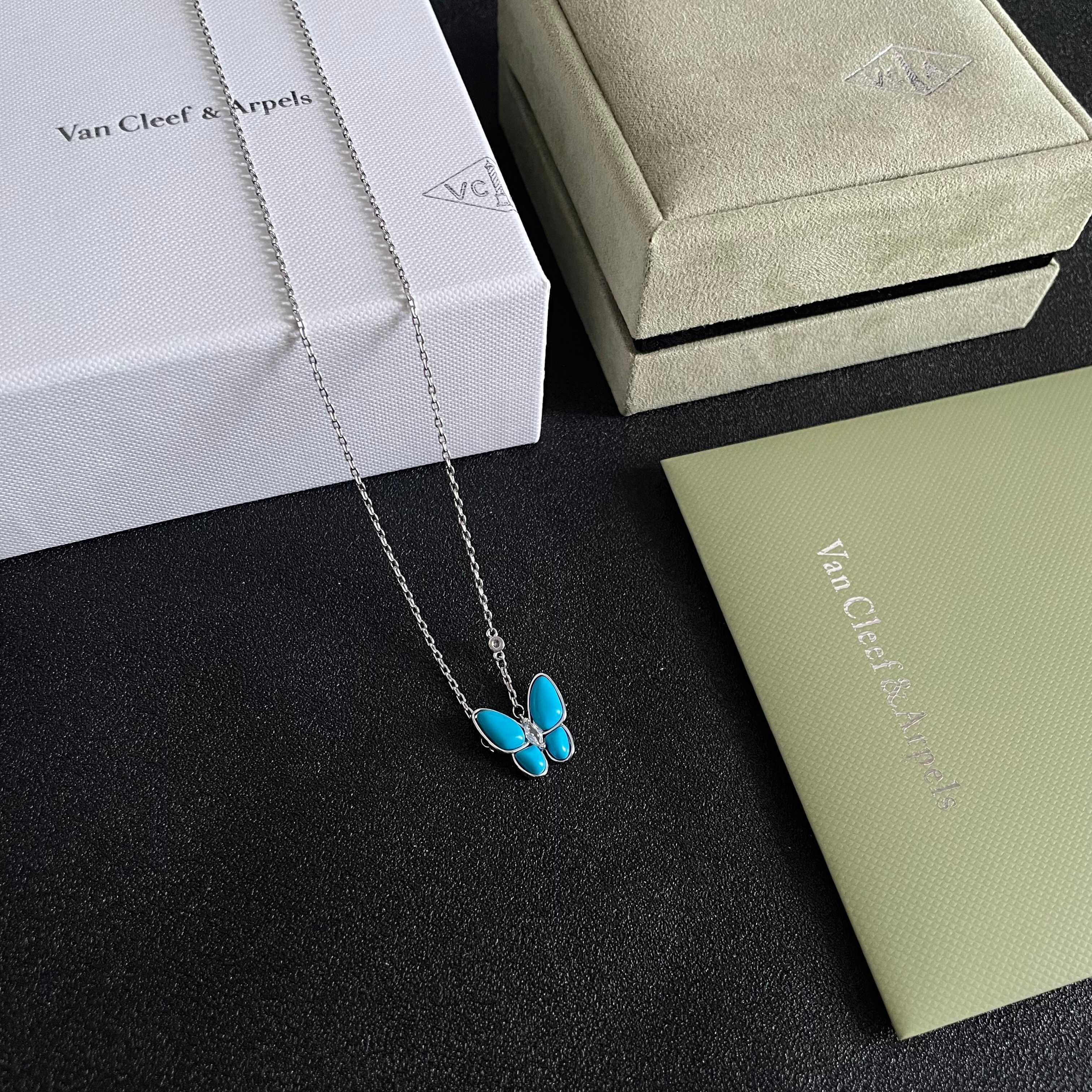VanCleefArPels【花朵】Alhambra吊坠雾里看花 其设计独特，隽永典雅 项链百搭 经典 