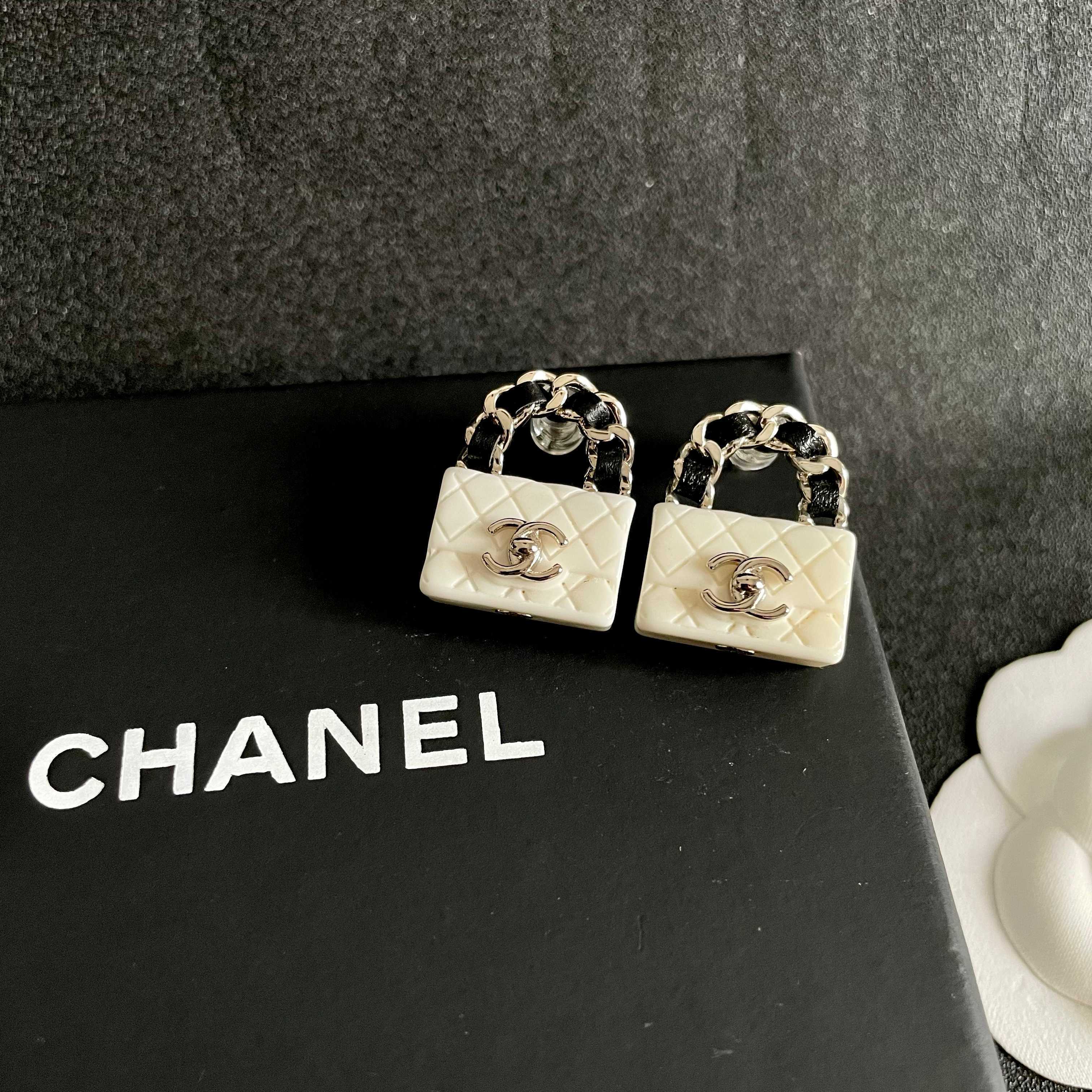 Chanel香奈儿 中古 双C耳钉👀原版复刻logo 小香家的款式真心无需多介绍😘🎶每一款都超好看，精致