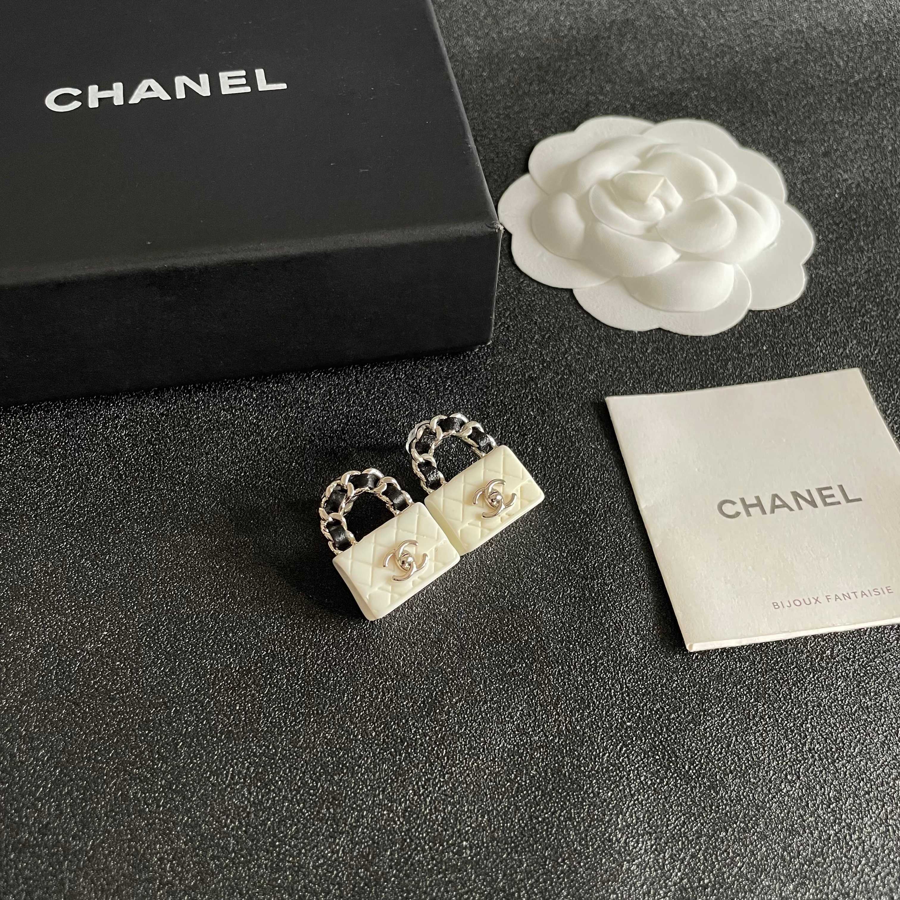 Chanel香奈儿 中古 双C耳钉👀原版复刻logo 小香家的款式真心无需多介绍😘🎶每一款都超好看，精致