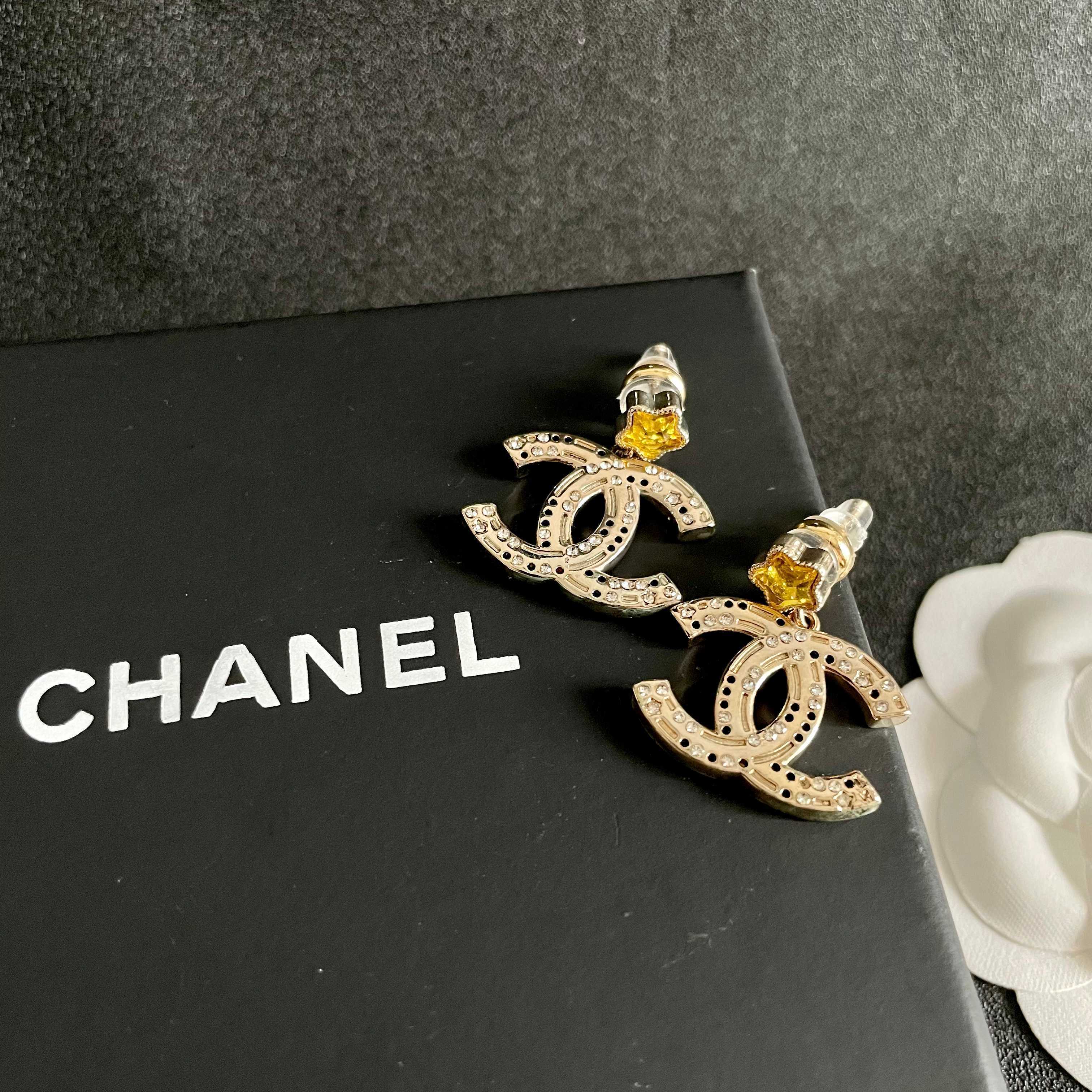 Chanel香奈儿 中古 耳钉👀小香家的款式真心无需多介绍😘🎶每一款都超好看，精致大方，非常显气质.