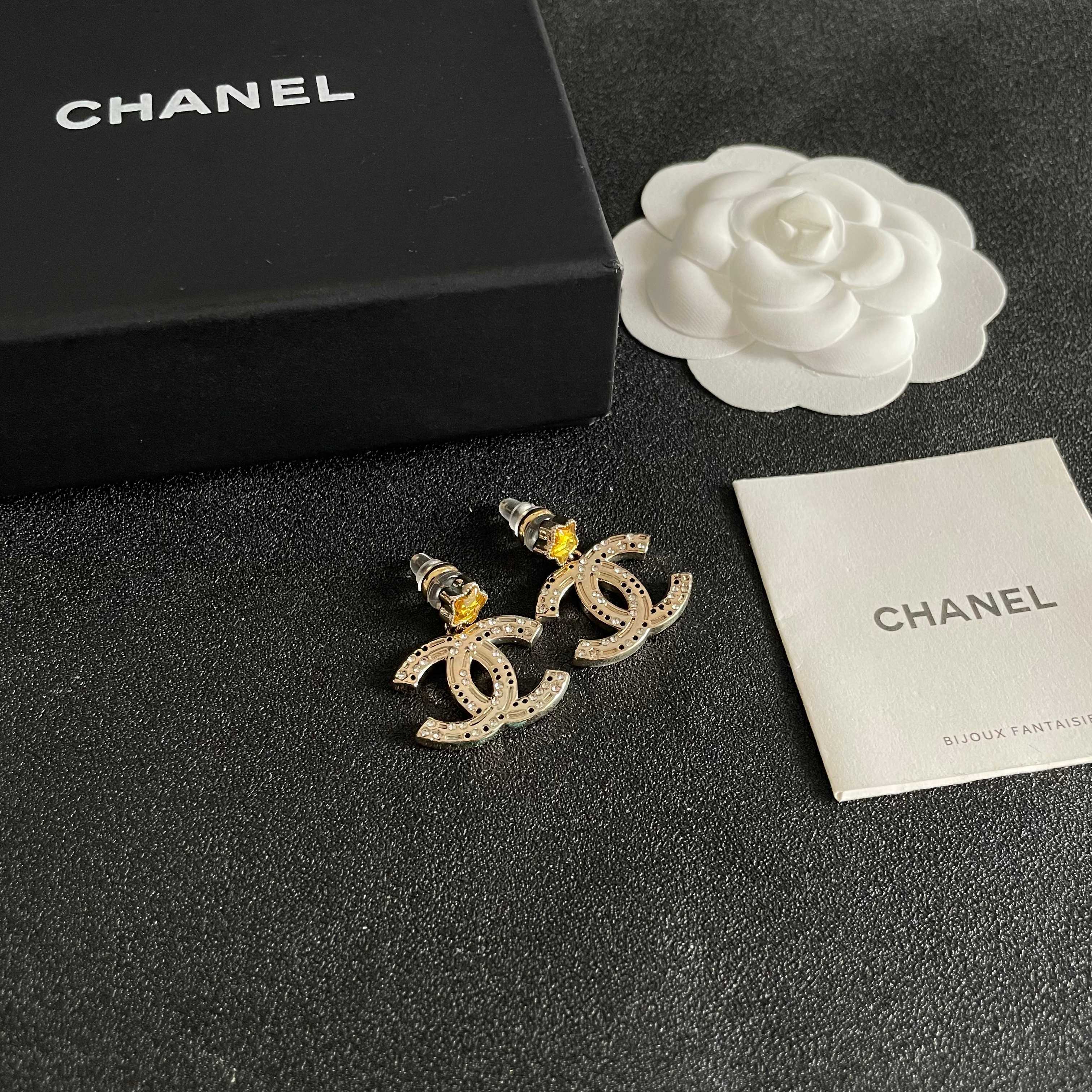 Chanel香奈儿 中古 耳钉👀小香家的款式真心无需多介绍😘🎶每一款都超好看，精致大方，非常显气质.