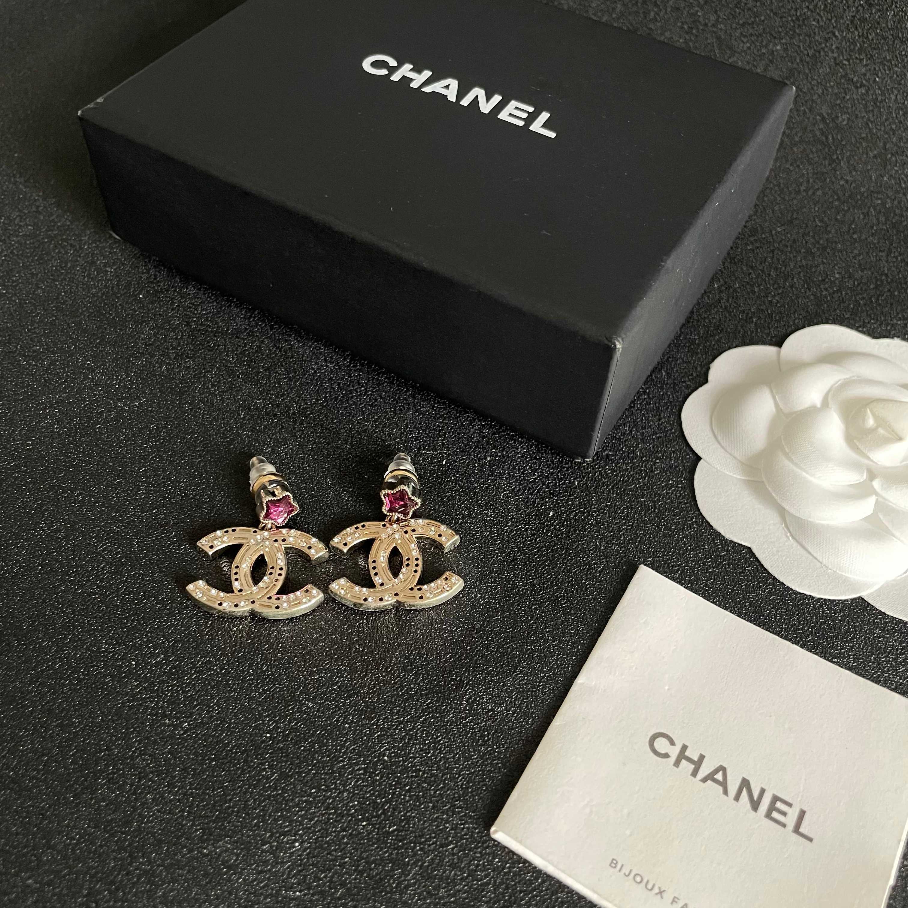 Chanel香奈儿 中古 耳钉👀小香家的款式真心无需多介绍😘🎶每一款都超好看，精致大方，非常显气质.