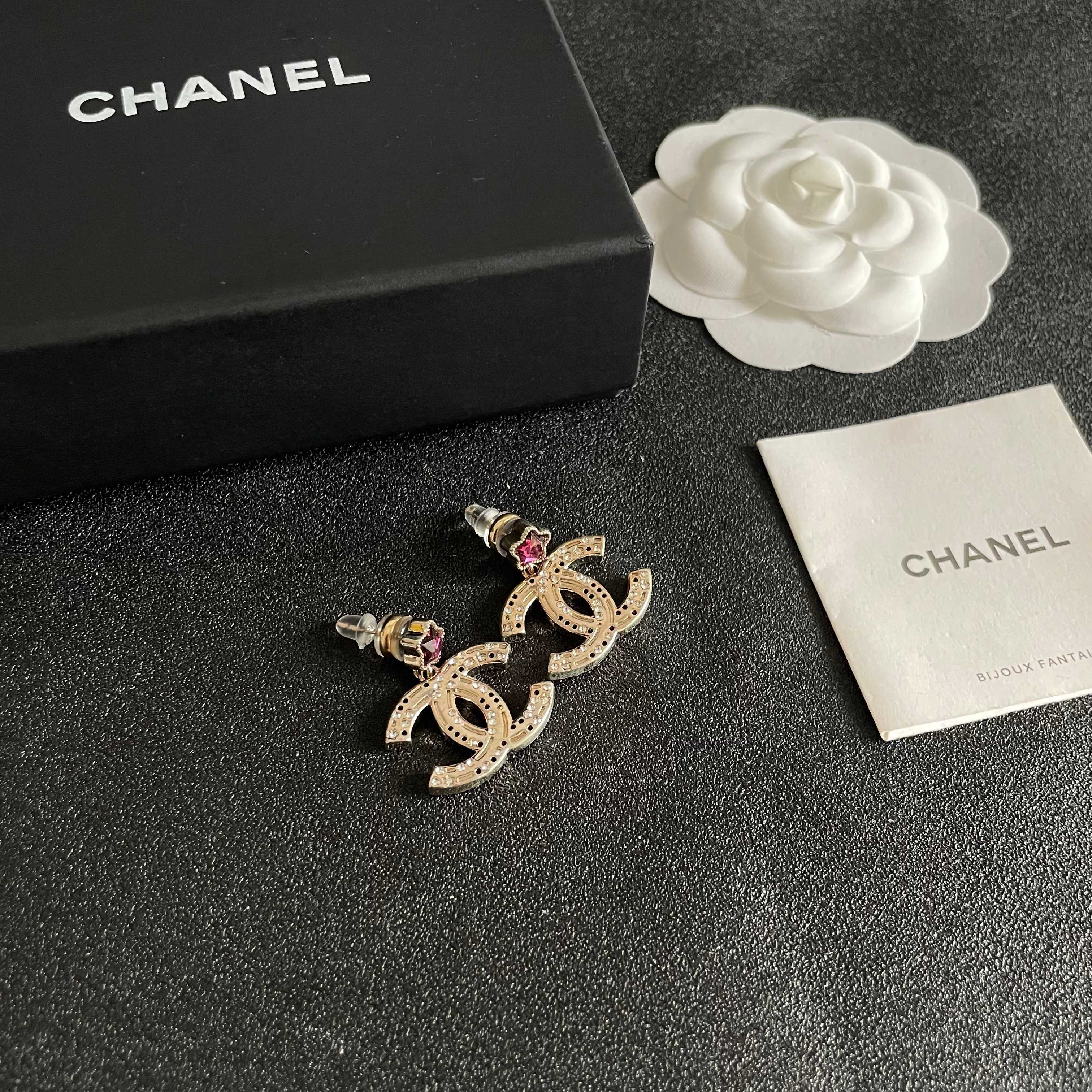 Chanel香奈儿 中古 耳钉👀小香家的款式真心无需多介绍😘🎶每一款都超好看，精致大方，非常显气质.