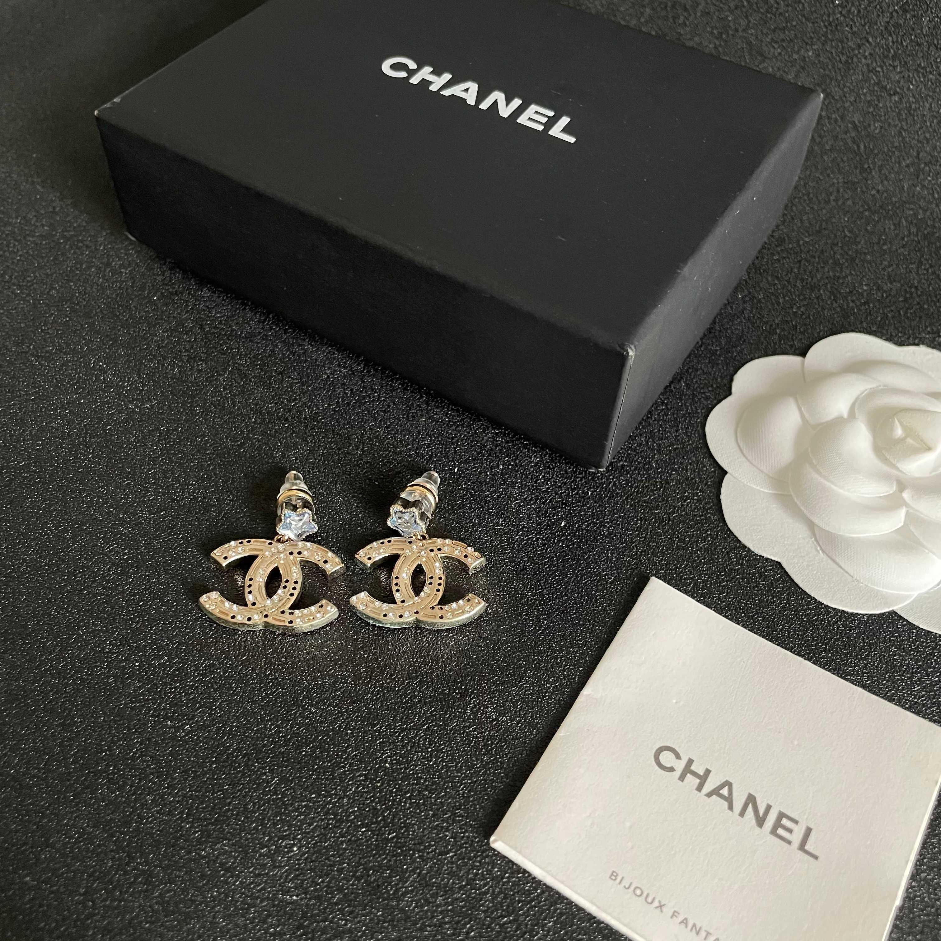 Chanel香奈儿 中古 耳钉👀小香家的款式真心无需多介绍😘🎶每一款都超好看，精致大方，非常显气质.