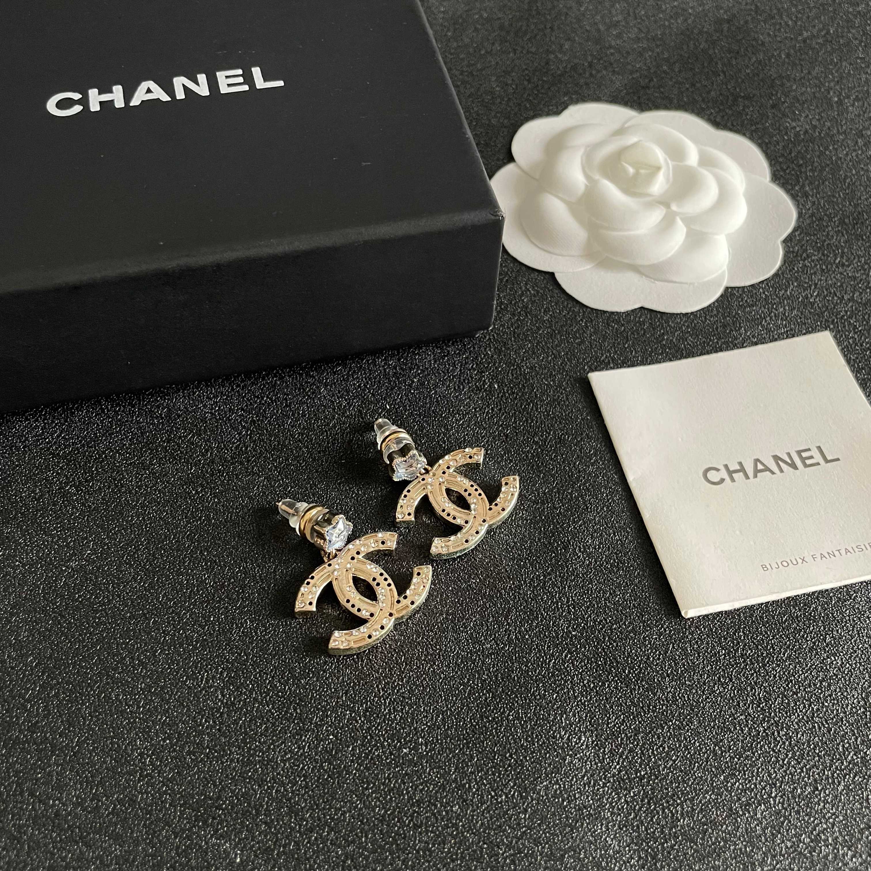 Chanel香奈儿 中古 耳钉👀小香家的款式真心无需多介绍😘🎶每一款都超好看，精致大方，非常显气质.