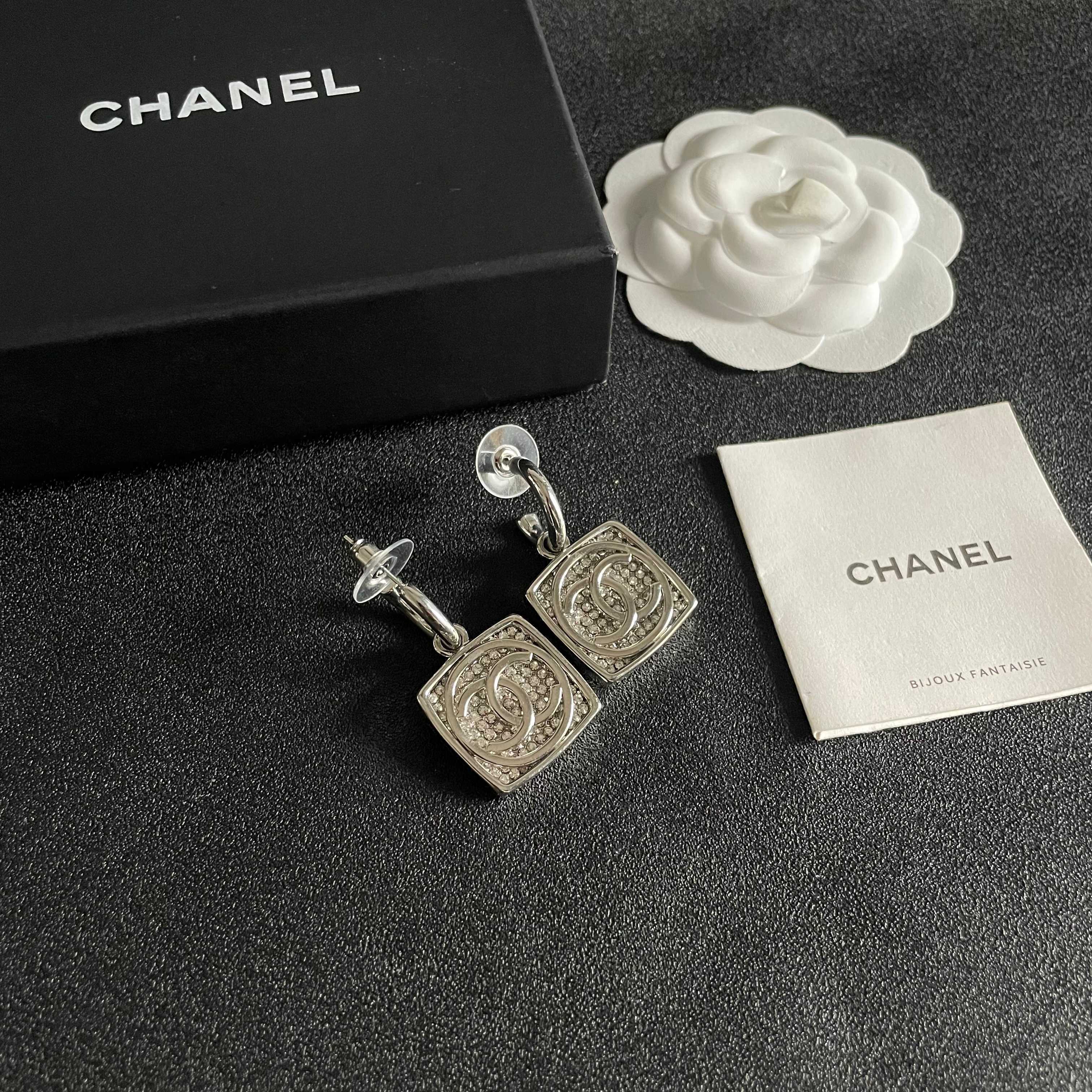Chanel香奈儿 中古 双C耳钉👀原版复刻logo 小香家的款式真心无需多介绍😘🎶每一款都超好看，精致