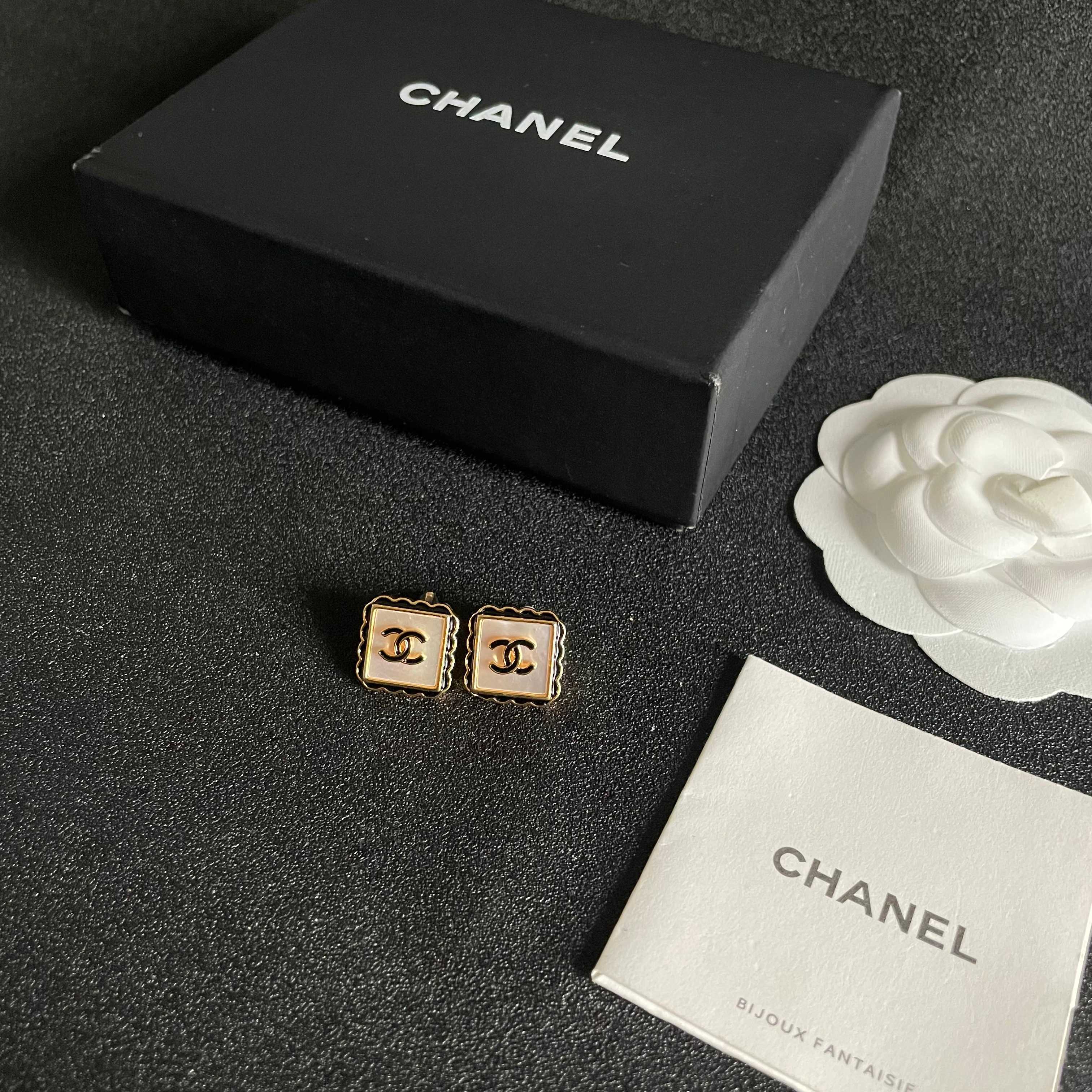 Chanel香奈儿 中古 双C耳钉👀原版复刻logo 小香家的款式真心无需多介绍😘🎶每一款都超好看，精致