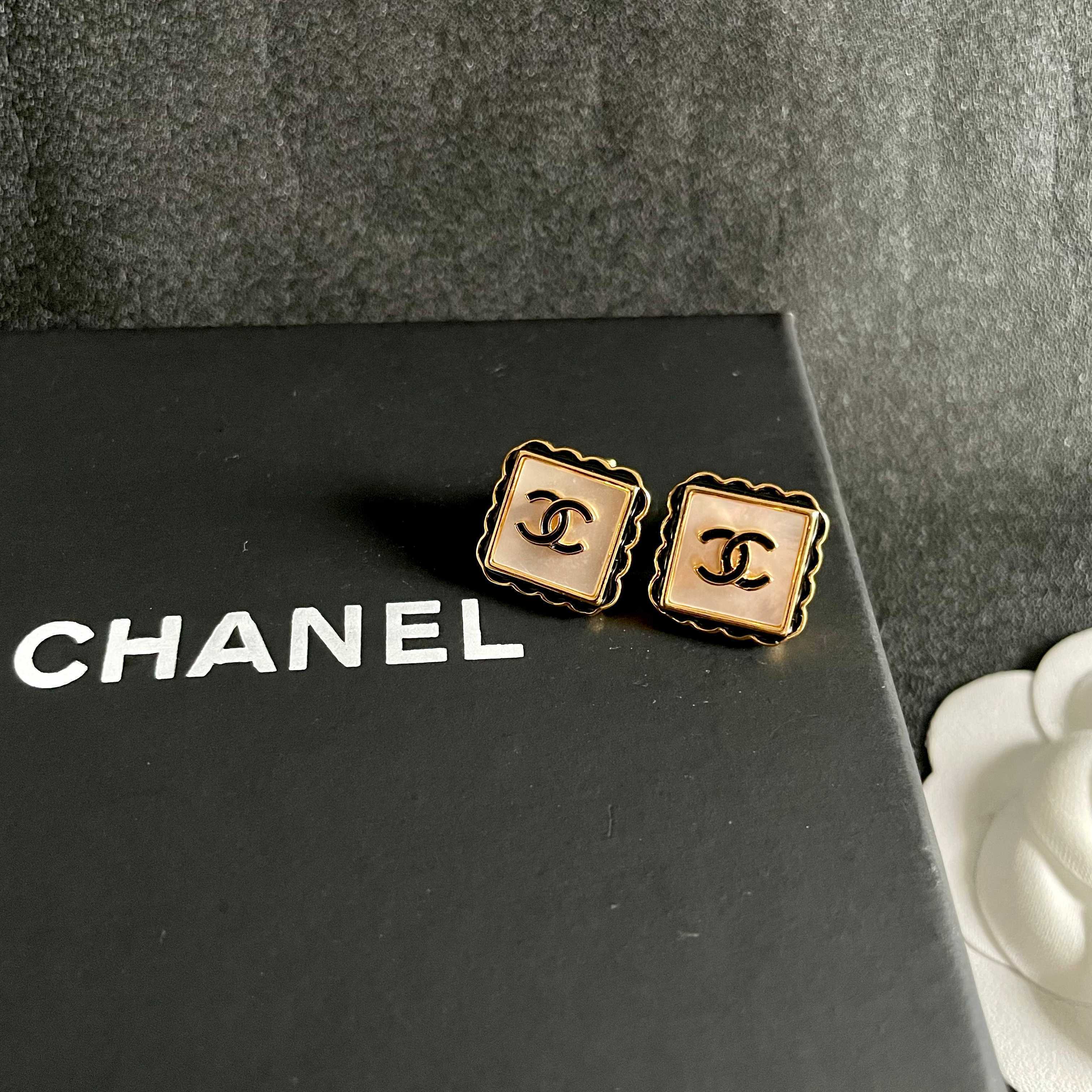 Chanel香奈儿 中古 双C耳钉👀原版复刻logo 小香家的款式真心无需多介绍😘🎶每一款都超好看，精致