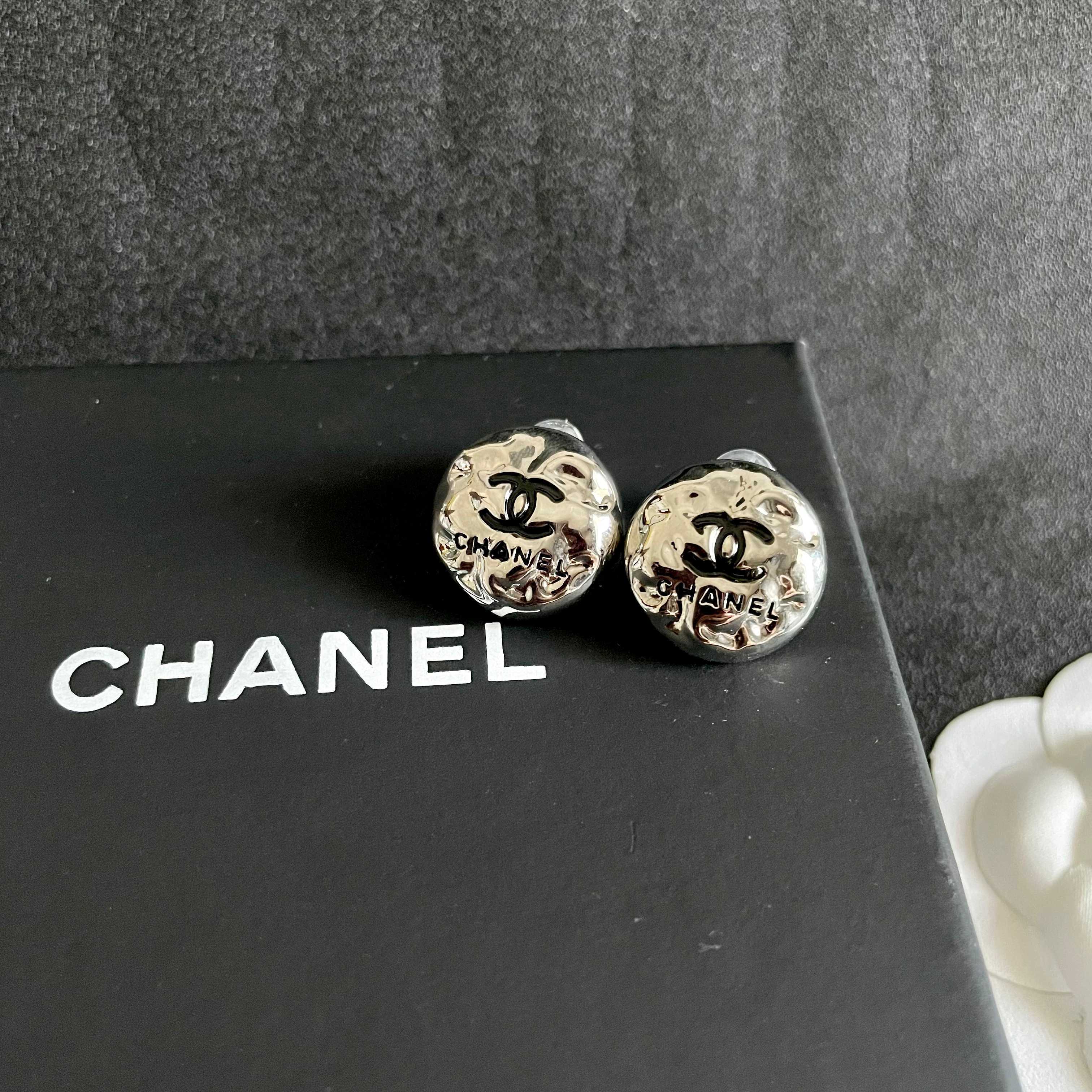 Chanel香奈儿 中古 双C耳钉👀原版复刻logo 小香家的款式真心无需多介绍😘🎶每一款都超好看，精致