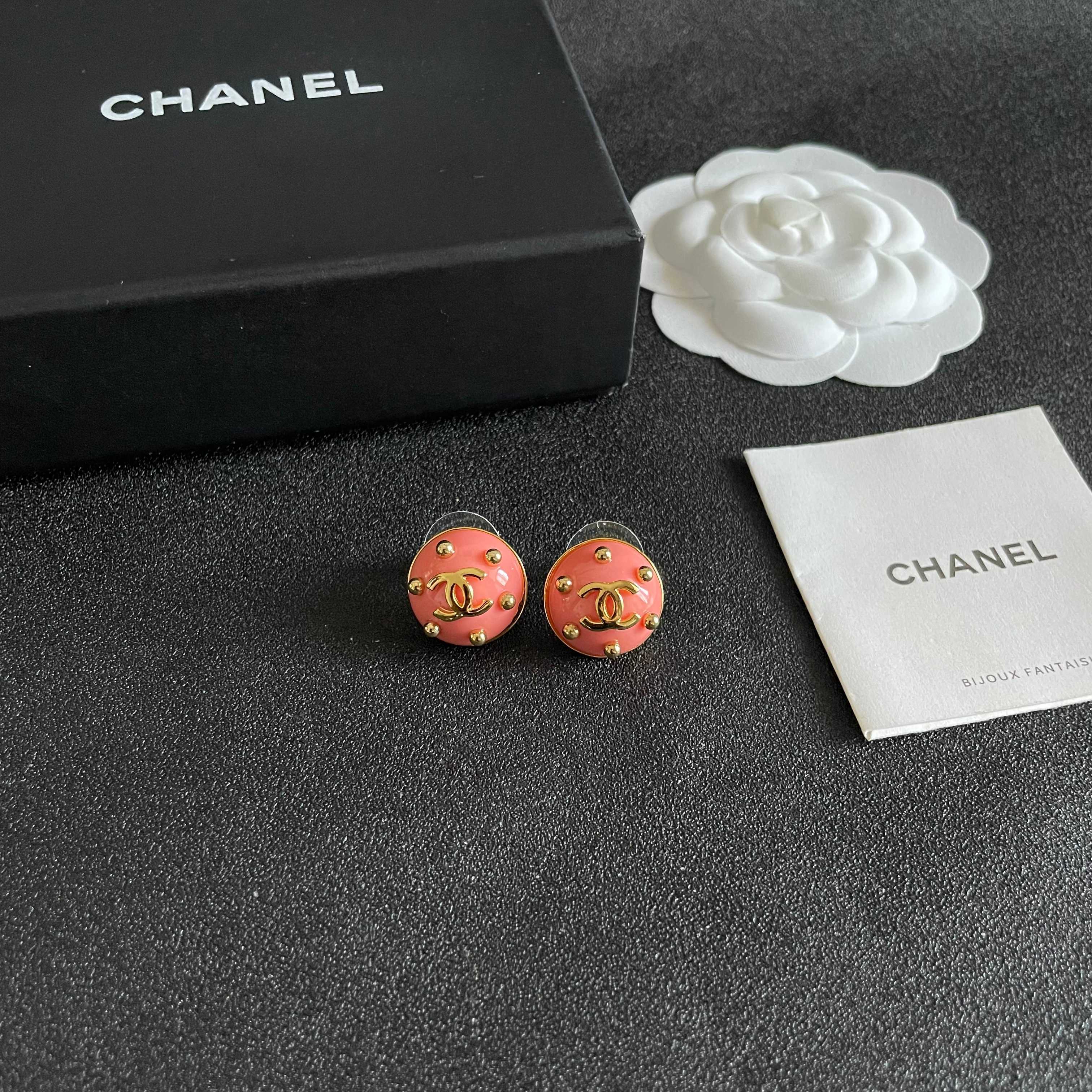 Chanel香奈儿 中古 双C耳钉👀原版复刻logo 小香家的款式真心无需多介绍😘🎶每一款都超好看，精致