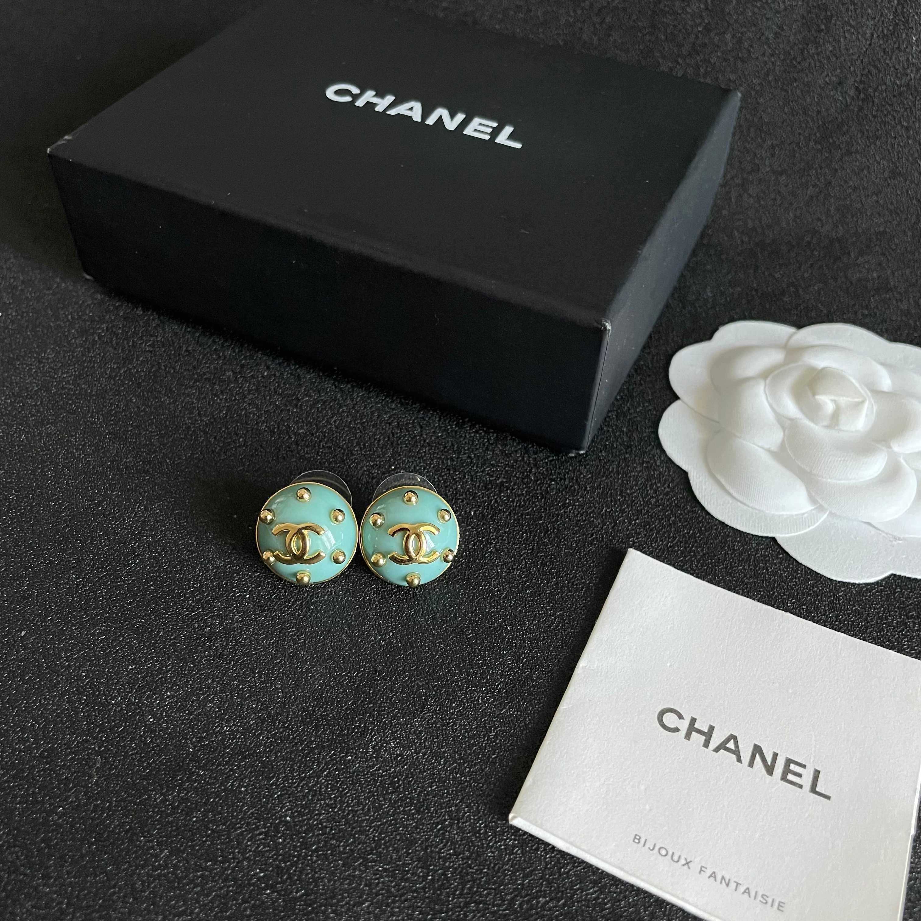 Chanel香奈儿 中古 双C耳钉👀原版复刻logo 小香家的款式真心无需多介绍😘🎶每一款都超好看，精致