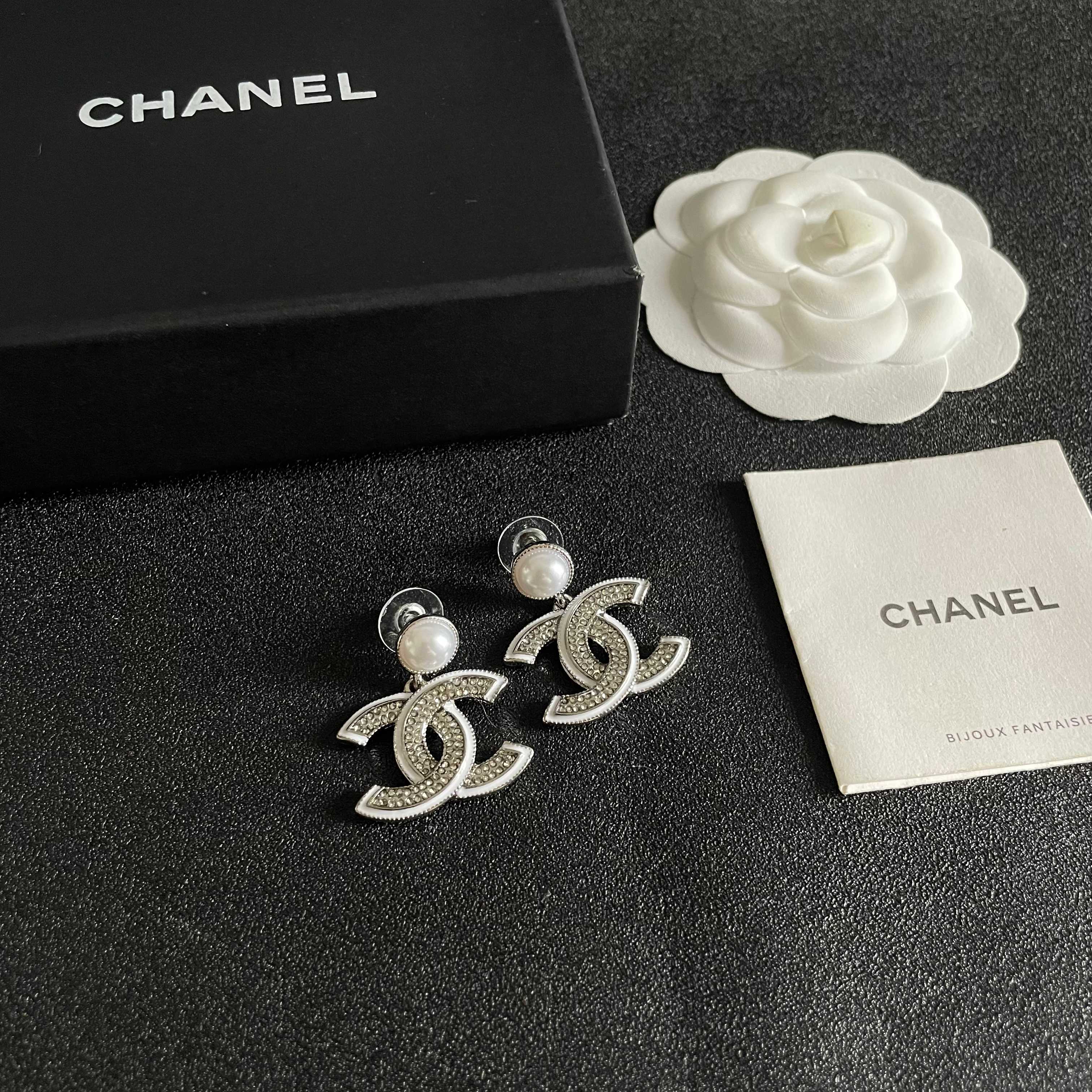 Chanel香奈儿 中古 耳钉👀小香家的款式真心无需多介绍😘🎶每一款都超好看，精致大方，非常显气质.