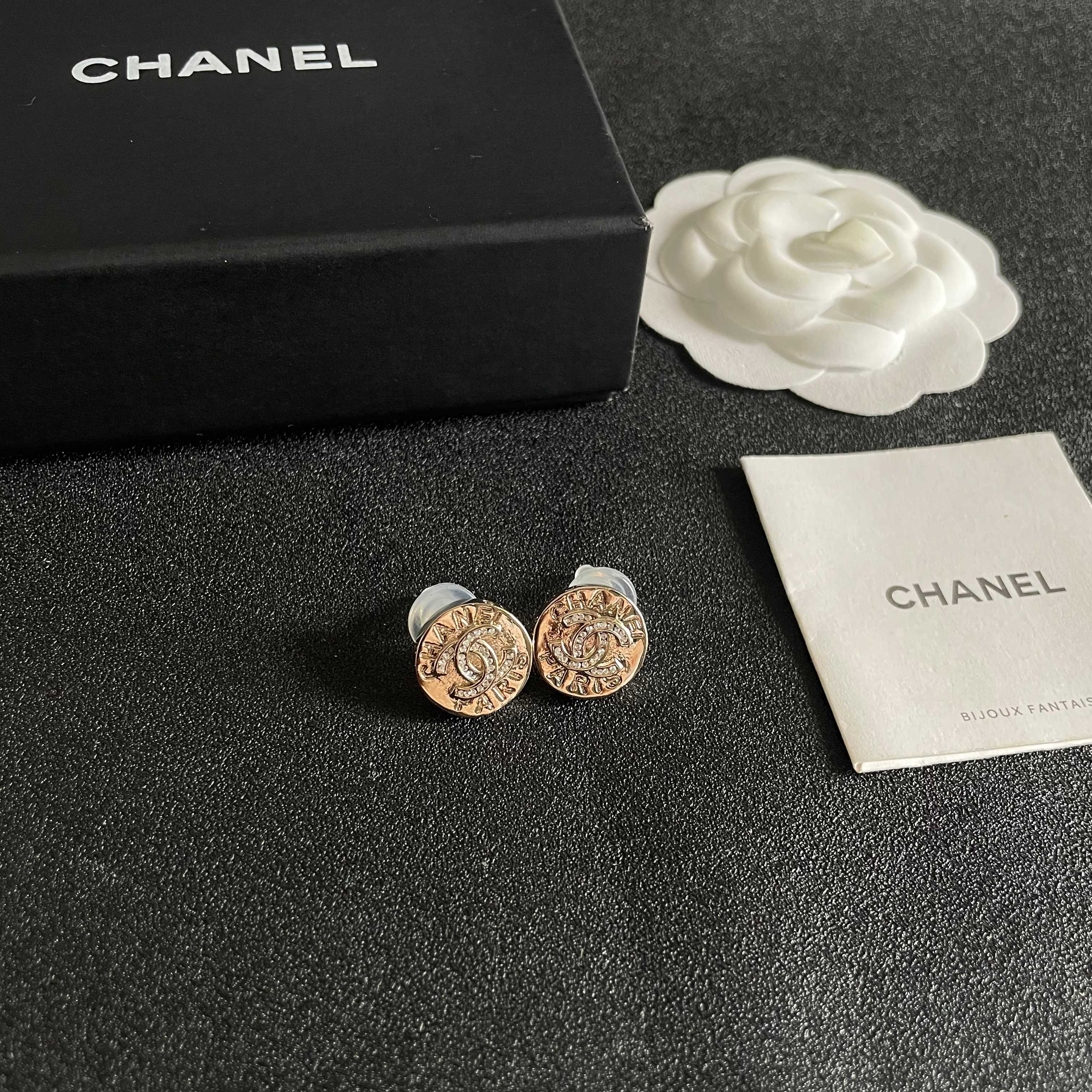 Chanel香奈儿 中古 耳钉👀小香家的款式真心无需多介绍😘🎶每一款都超好看，精致大方，非常显气质