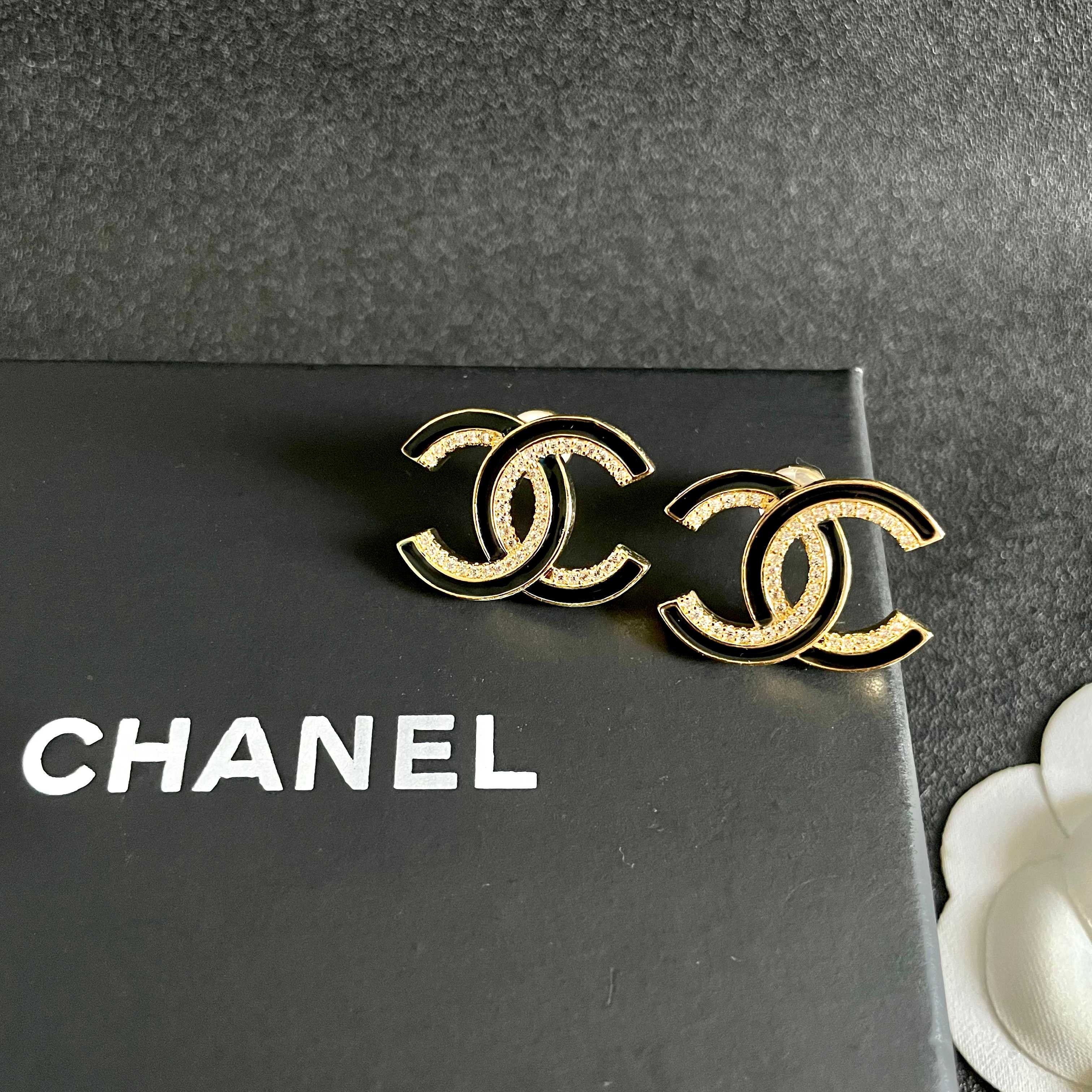 Chanel香奈儿 中古 耳钉👀小香家的款式真心无需多介绍😘🎶每一款都超好看，精致大方，非常显气质.
