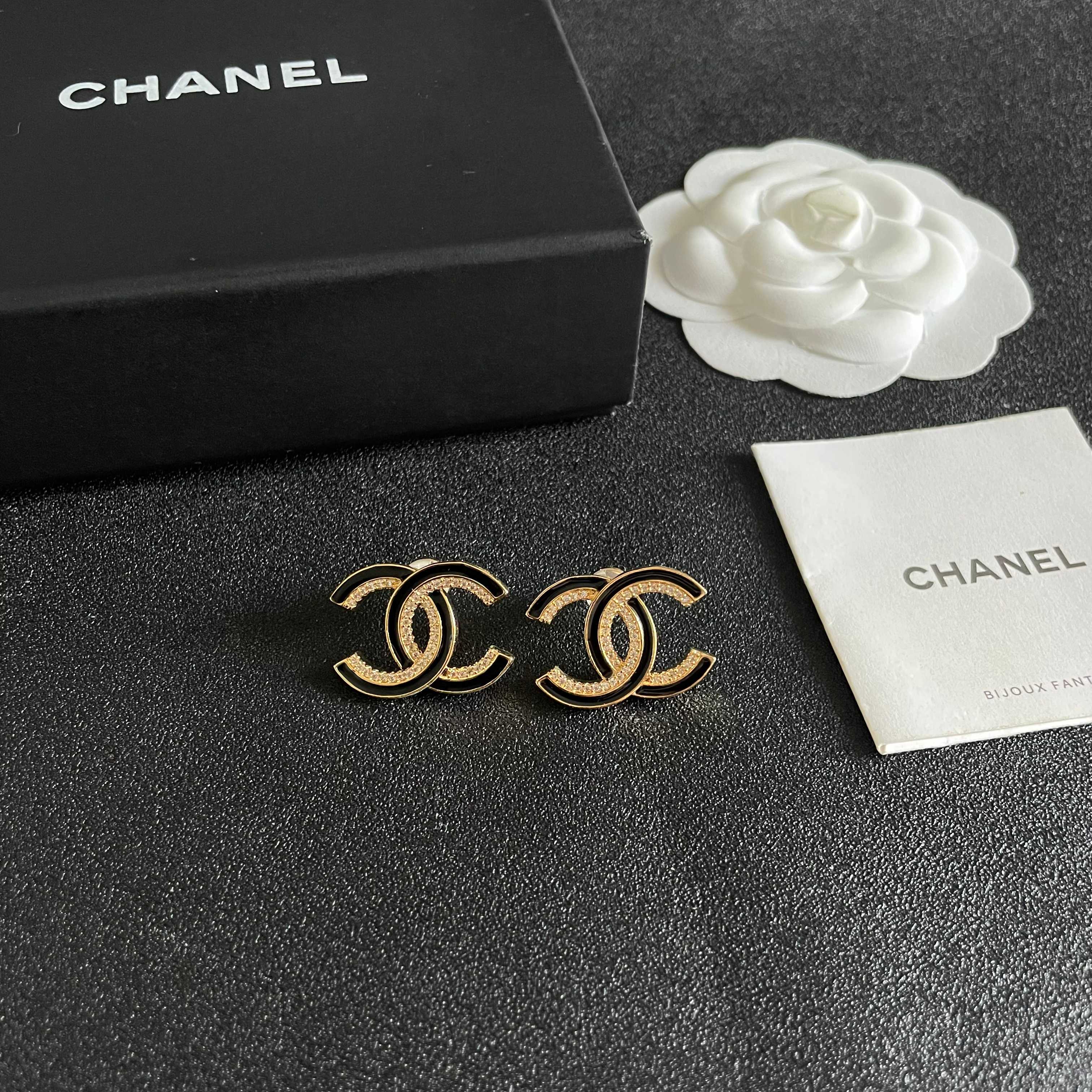 Chanel香奈儿 中古 耳钉👀小香家的款式真心无需多介绍😘🎶每一款都超好看，精致大方，非常显气质.