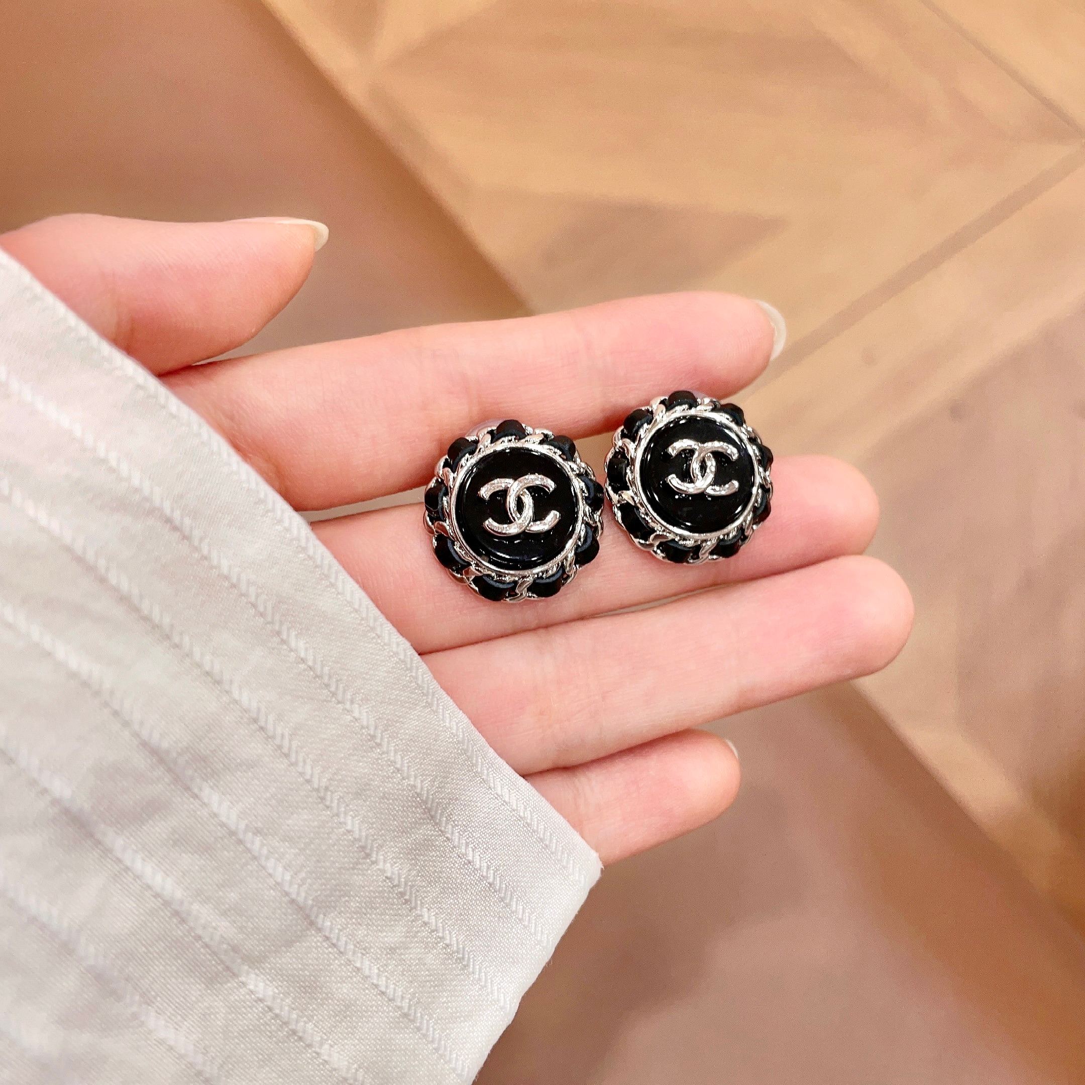 Chanel香奈儿 中古 耳钉👀小香家的款式真心无需多介绍😘🎶每一款都超好看，精致大方，非常显气质.