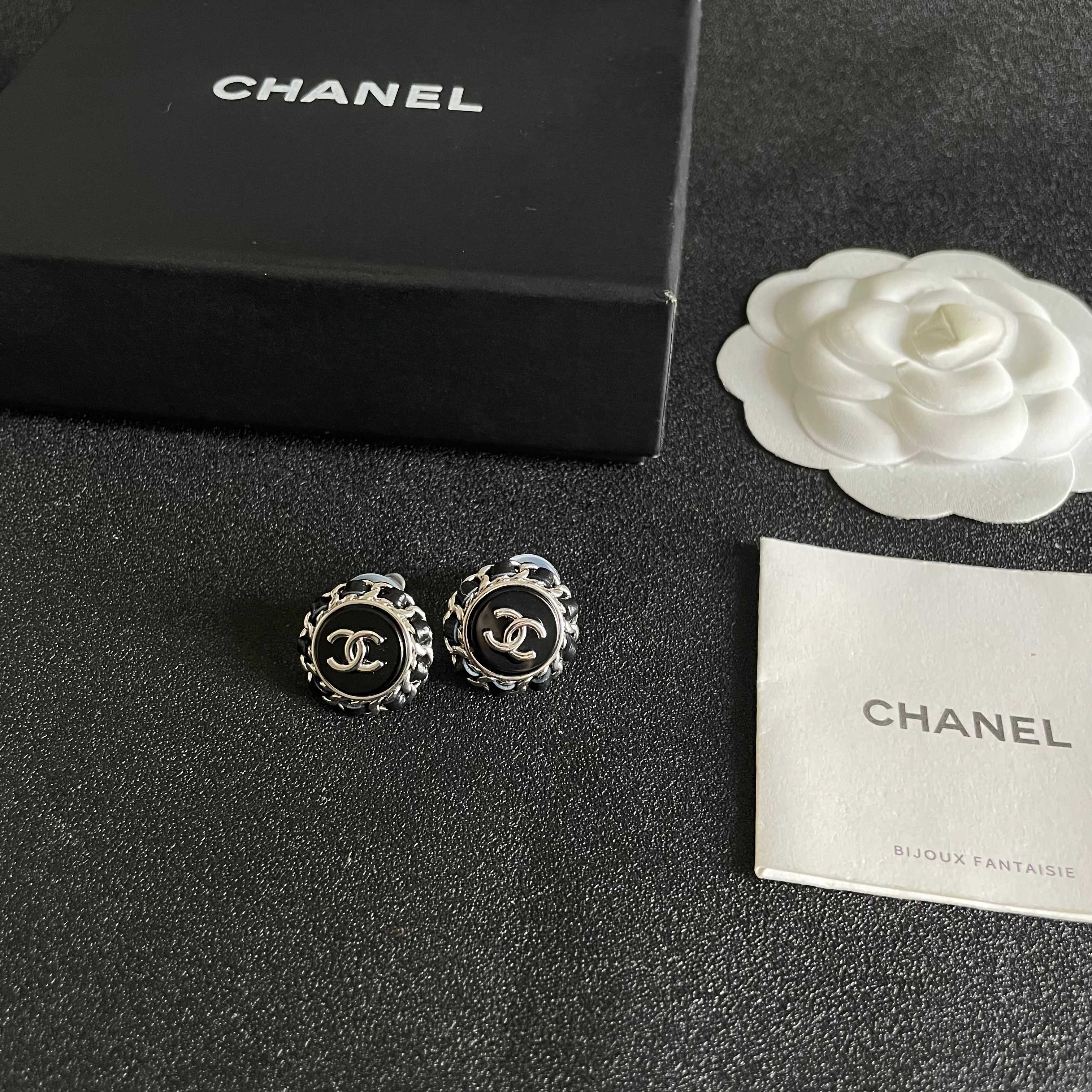 Chanel香奈儿 中古 耳钉👀小香家的款式真心无需多介绍😘🎶每一款都超好看，精致大方，非常显气质.