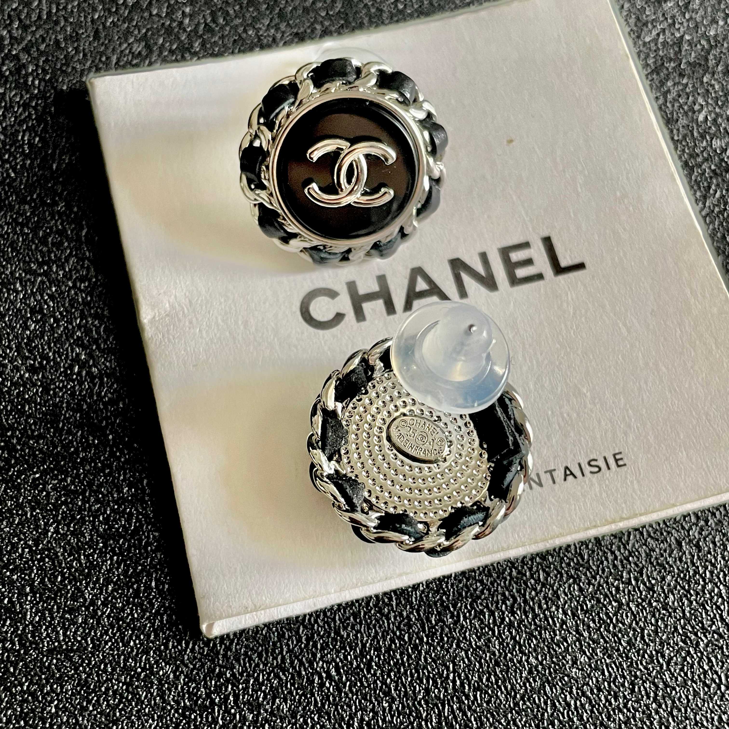 Chanel香奈儿 中古 耳钉👀小香家的款式真心无需多介绍😘🎶每一款都超好看，精致大方，非常显气质.