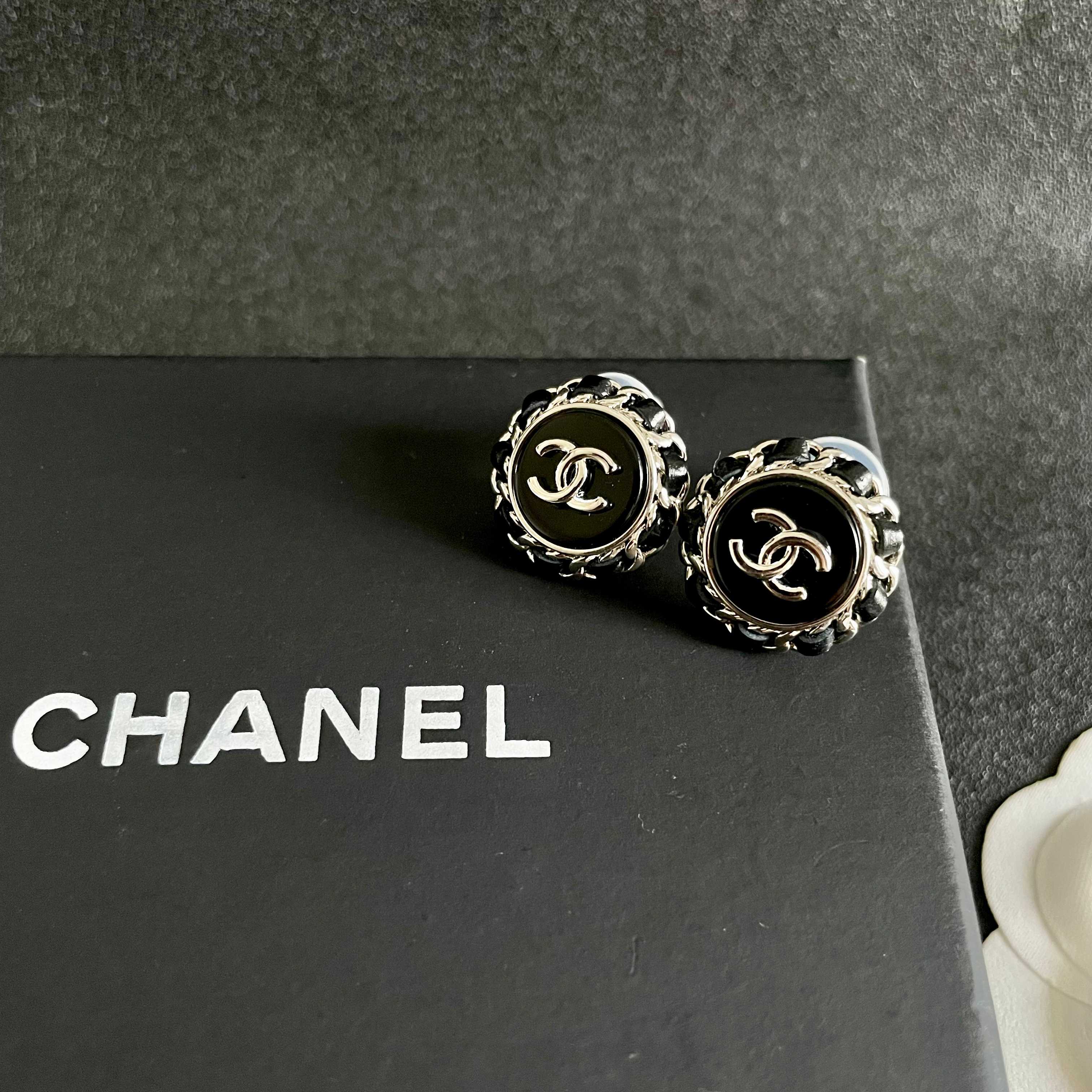 Chanel香奈儿 中古 耳钉👀小香家的款式真心无需多介绍😘🎶每一款都超好看，精致大方，非常显气质.