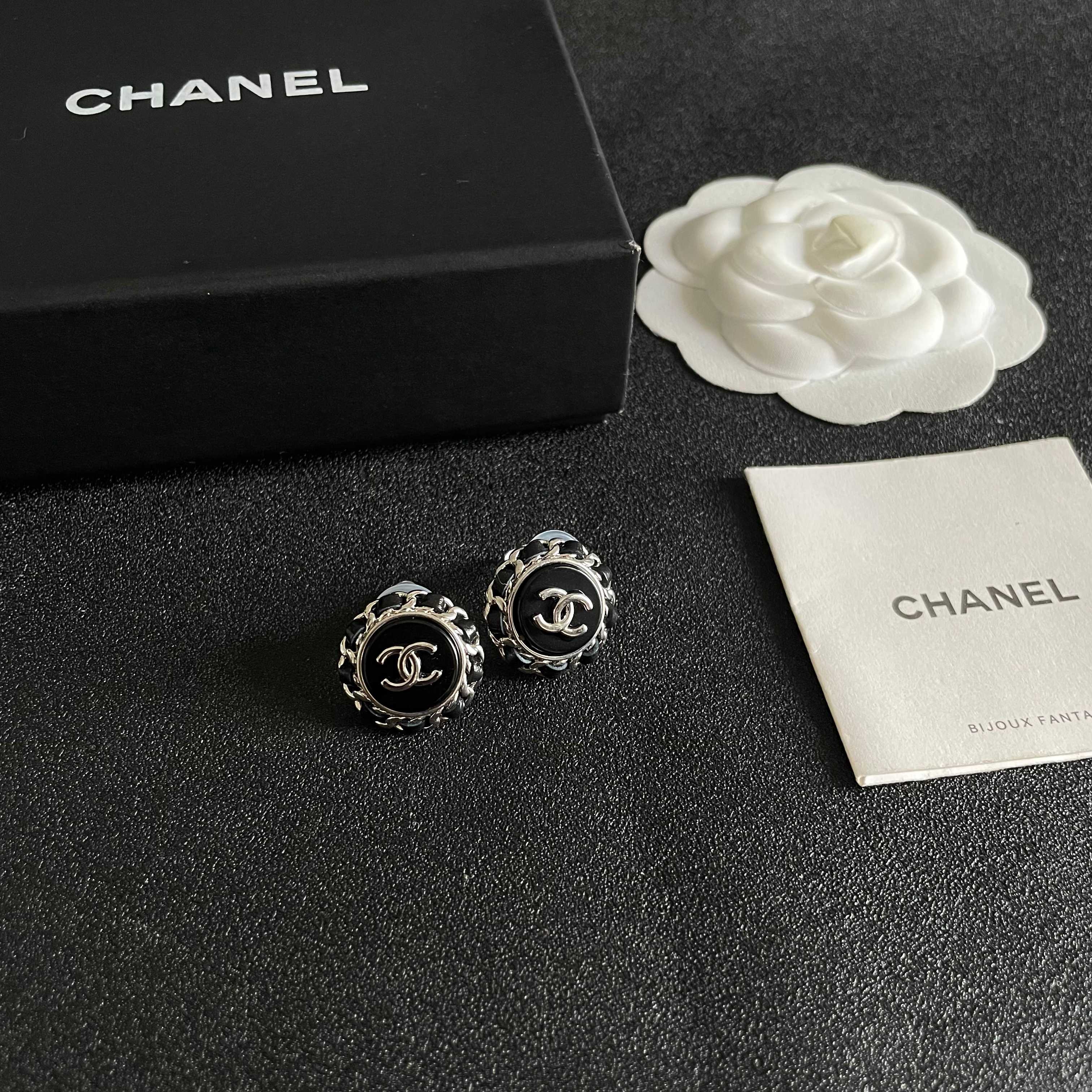 Chanel香奈儿 中古 耳钉👀小香家的款式真心无需多介绍😘🎶每一款都超好看，精致大方，非常显气质.