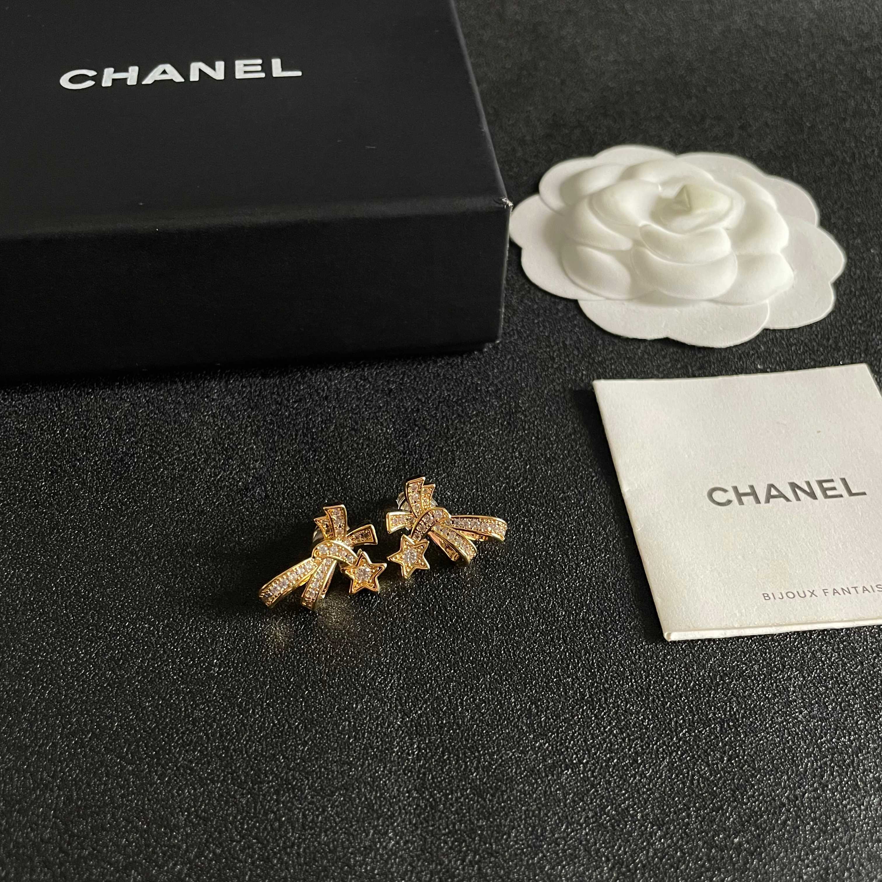 Chanel香奈儿 中古 耳钉👀小香家的款式真心无需多介绍😘🎶每一款都超好看，精致大方，非常显气质.