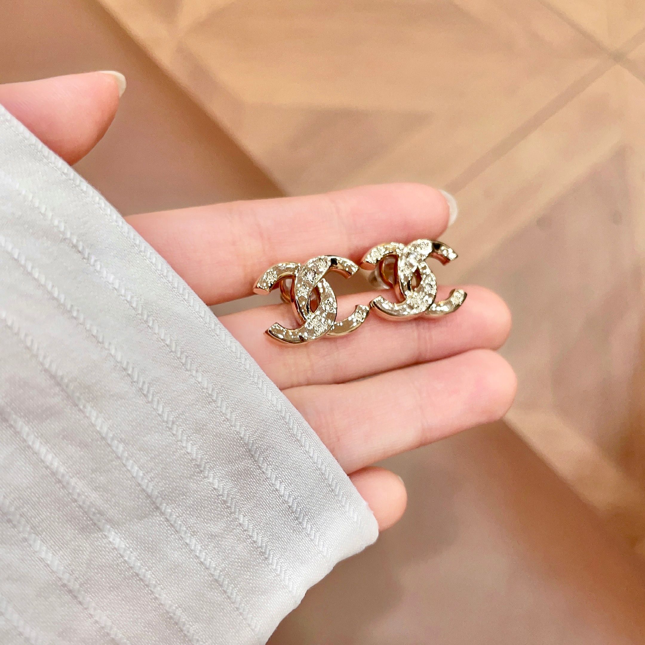 Chanel香奈儿 中古 耳钉👀小香家的款式真心无需多介绍😘🎶每一款都超好看，精致大方，非常显气质.