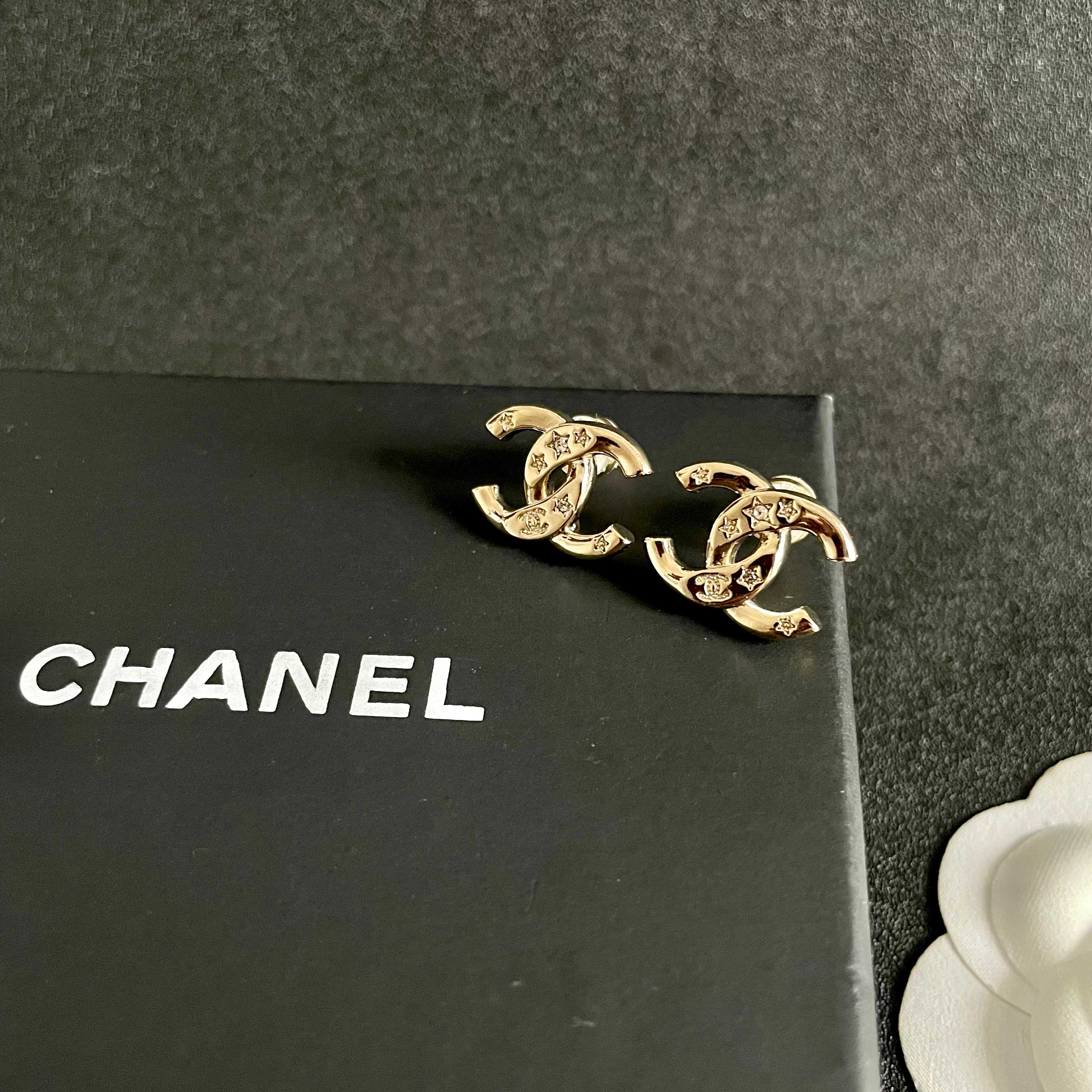 Chanel香奈儿 中古 耳钉👀小香家的款式真心无需多介绍😘🎶每一款都超好看，精致大方，非常显气质.