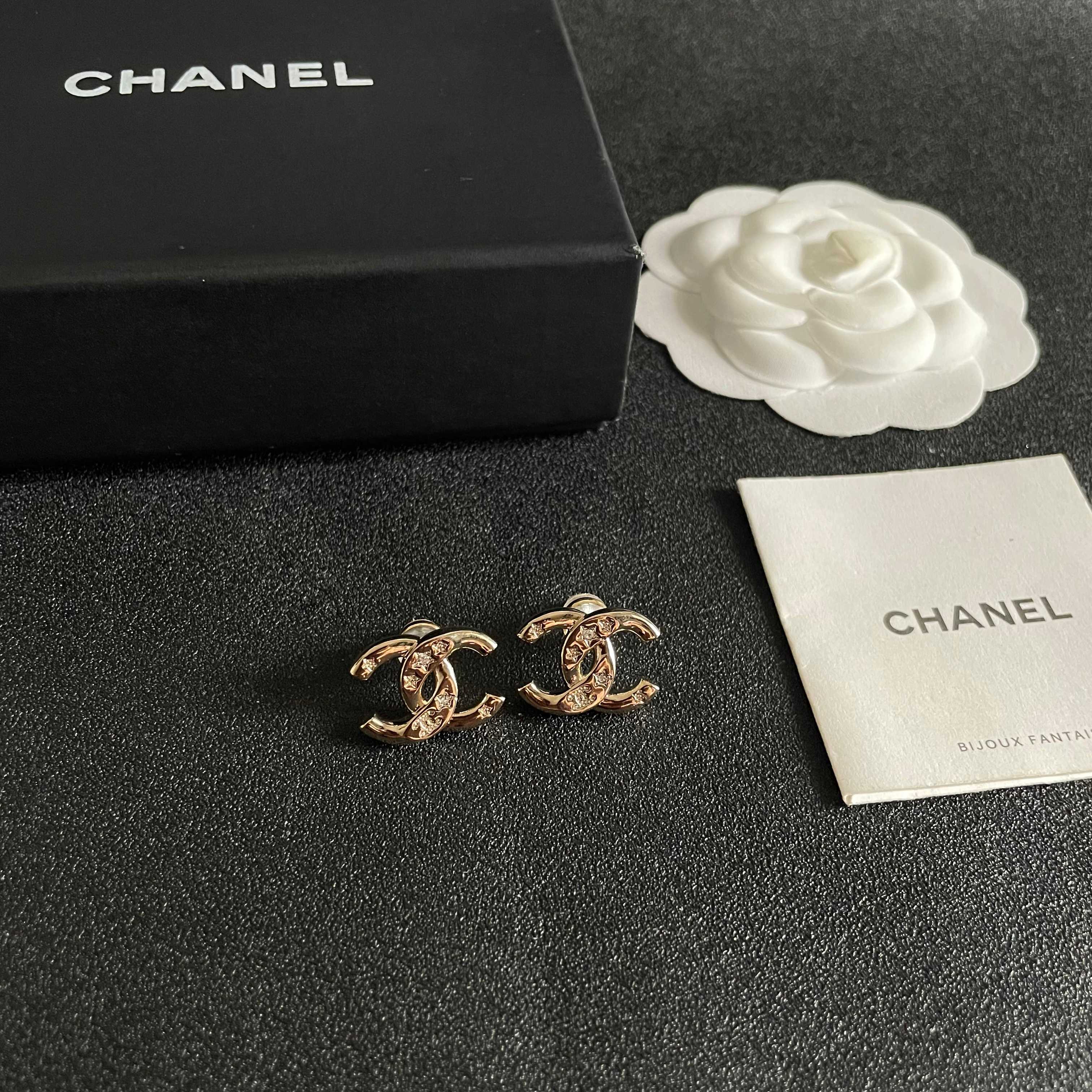 Chanel香奈儿 中古 耳钉👀小香家的款式真心无需多介绍😘🎶每一款都超好看，精致大方，非常显气质.