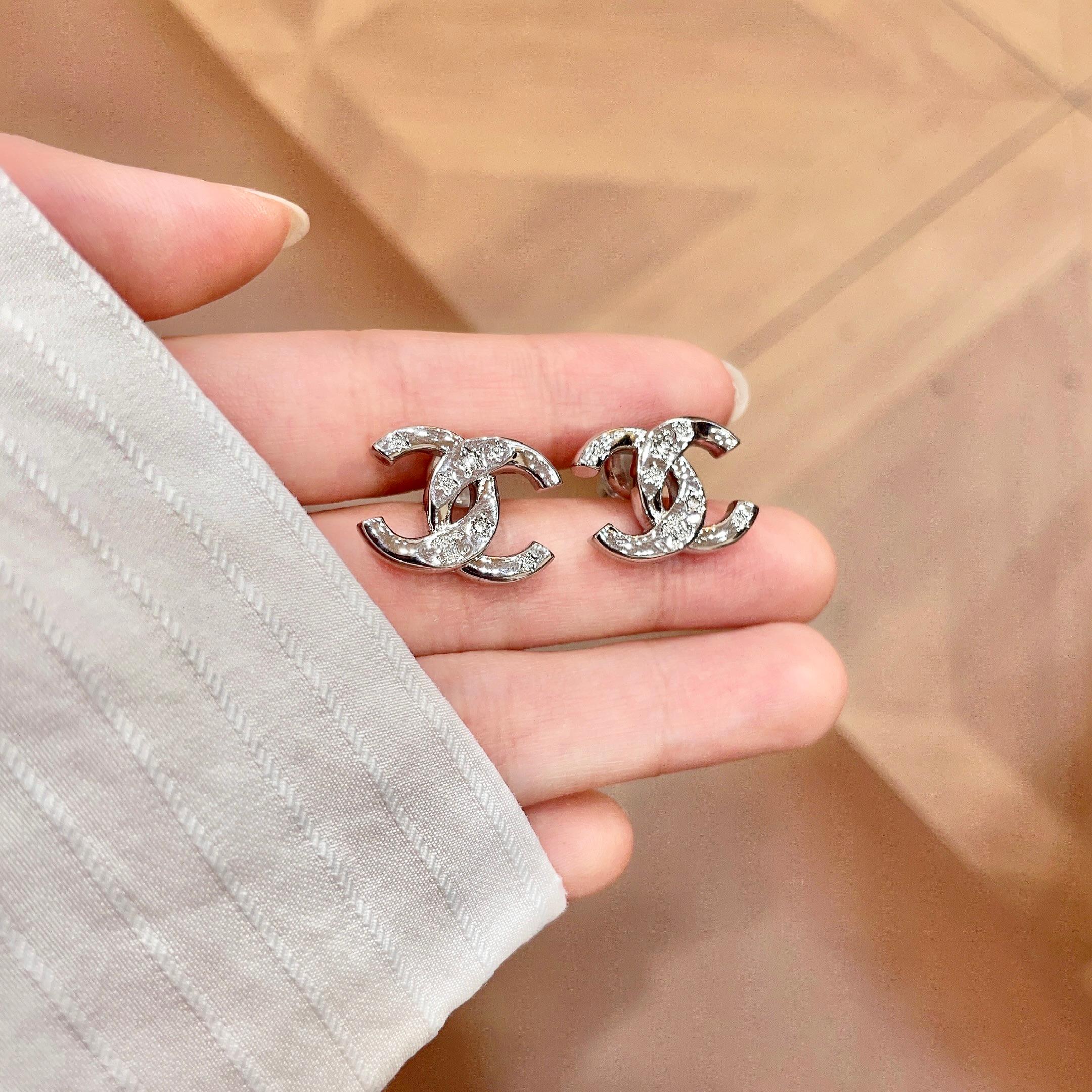 Chanel香奈儿 中古 耳钉👀小香家的款式真心无需多介绍😘🎶每一款都超好看，精致大方，非常显气质.
