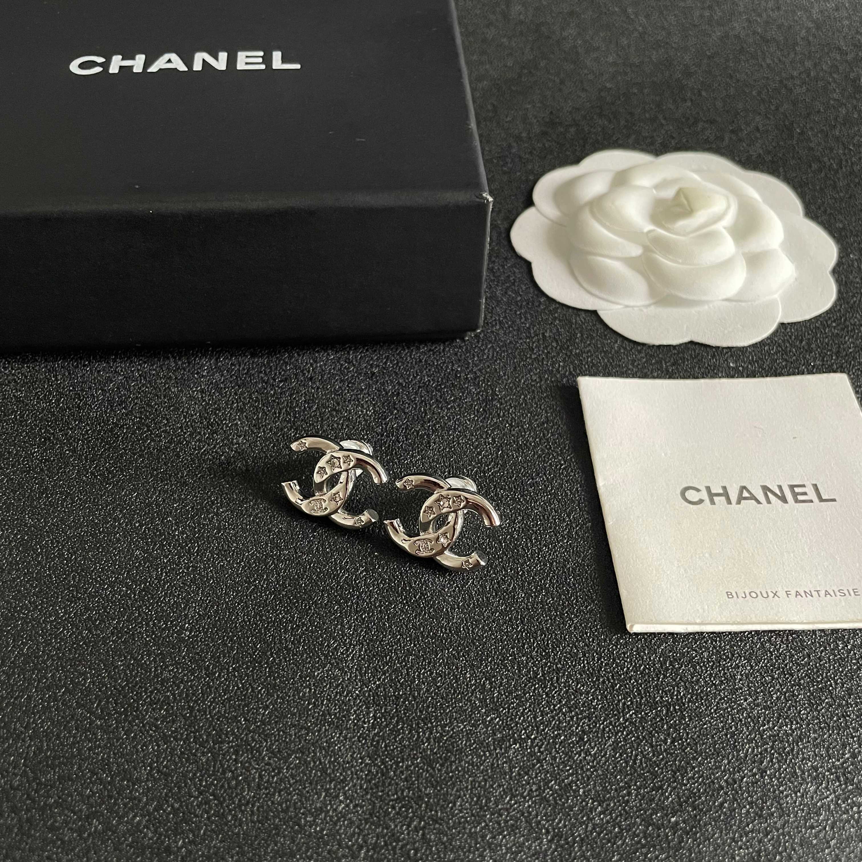 Chanel香奈儿 中古 耳钉👀小香家的款式真心无需多介绍😘🎶每一款都超好看，精致大方，非常显气质.