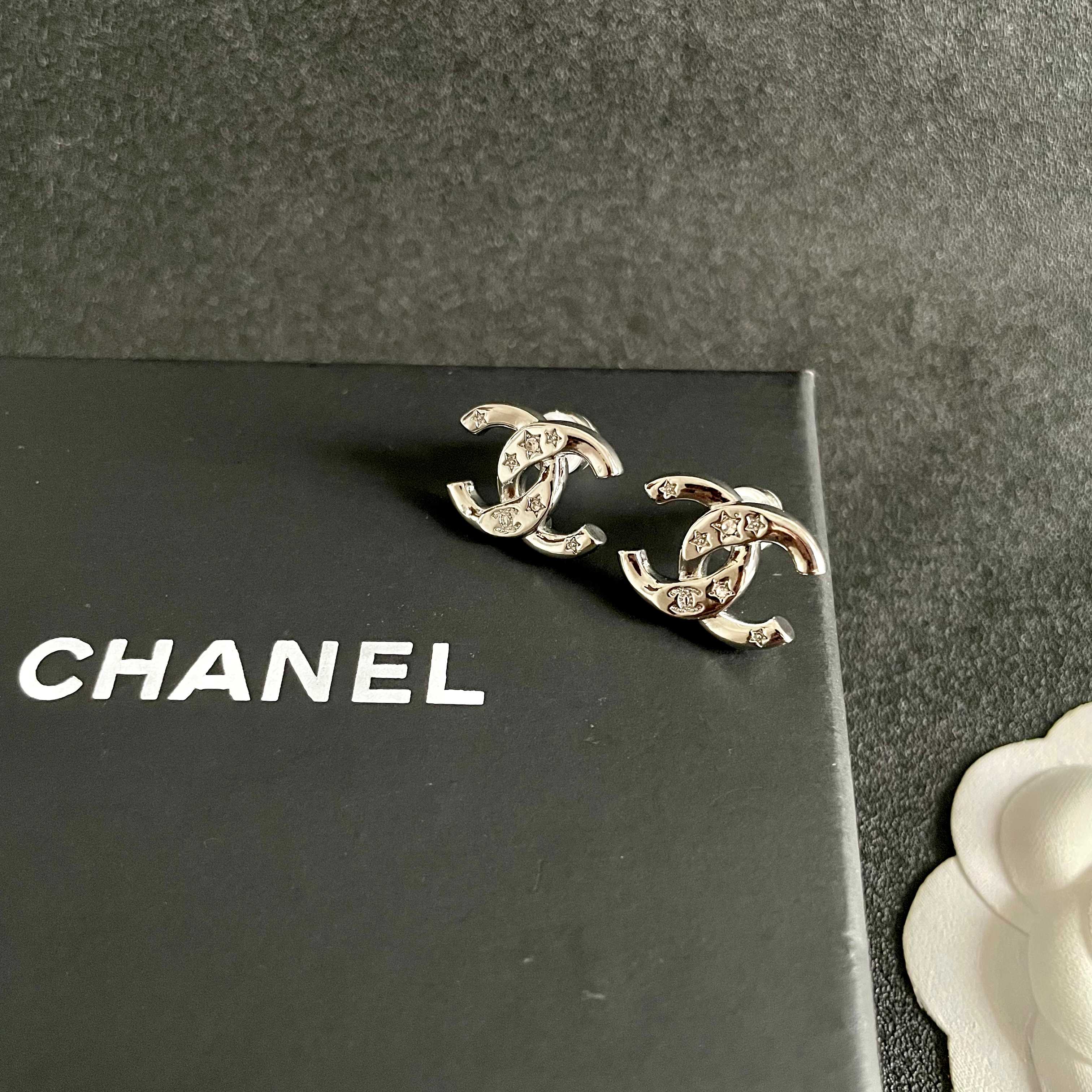 Chanel香奈儿 中古 耳钉👀小香家的款式真心无需多介绍😘🎶每一款都超好看，精致大方，非常显气质.