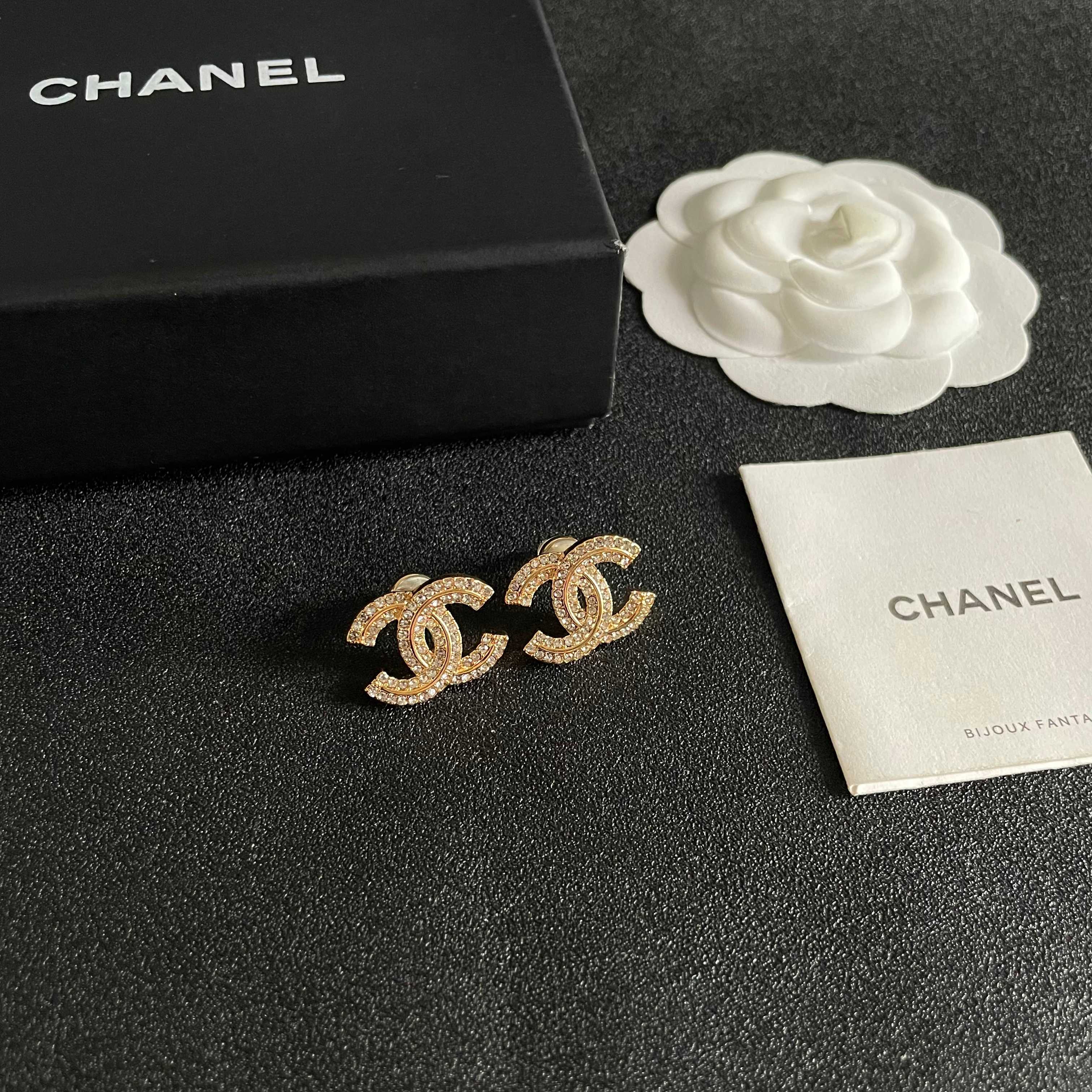 Chanel香奈儿 中古 耳钉👀小香家的款式真心无需多介绍😘🎶每一款都超好看，精致大方，非常显气质.