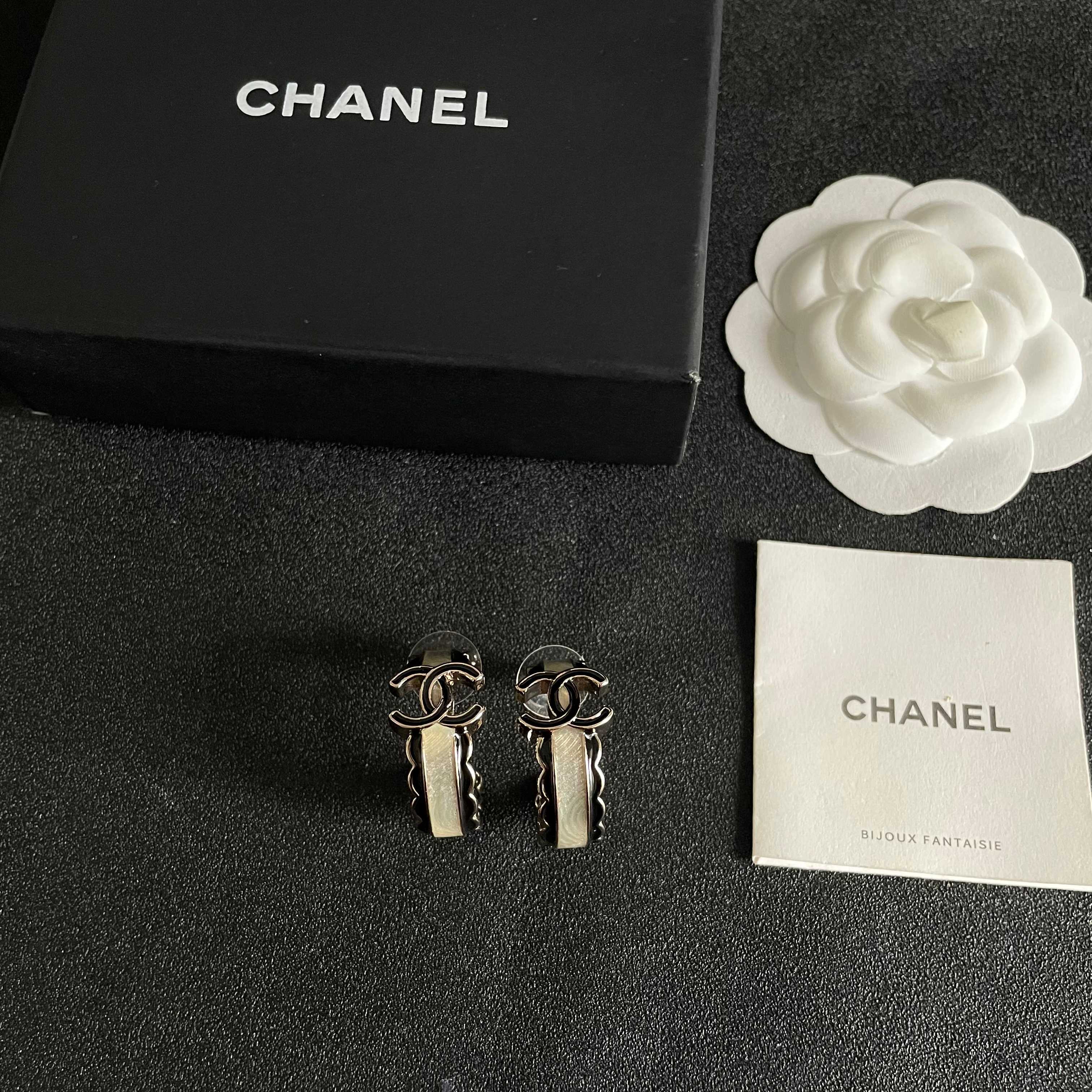 Chanel香奈儿 中古 耳钉👀小香家的款式真心无需多介绍😘🎶每一款都超好看，精致大方，非常显气质.