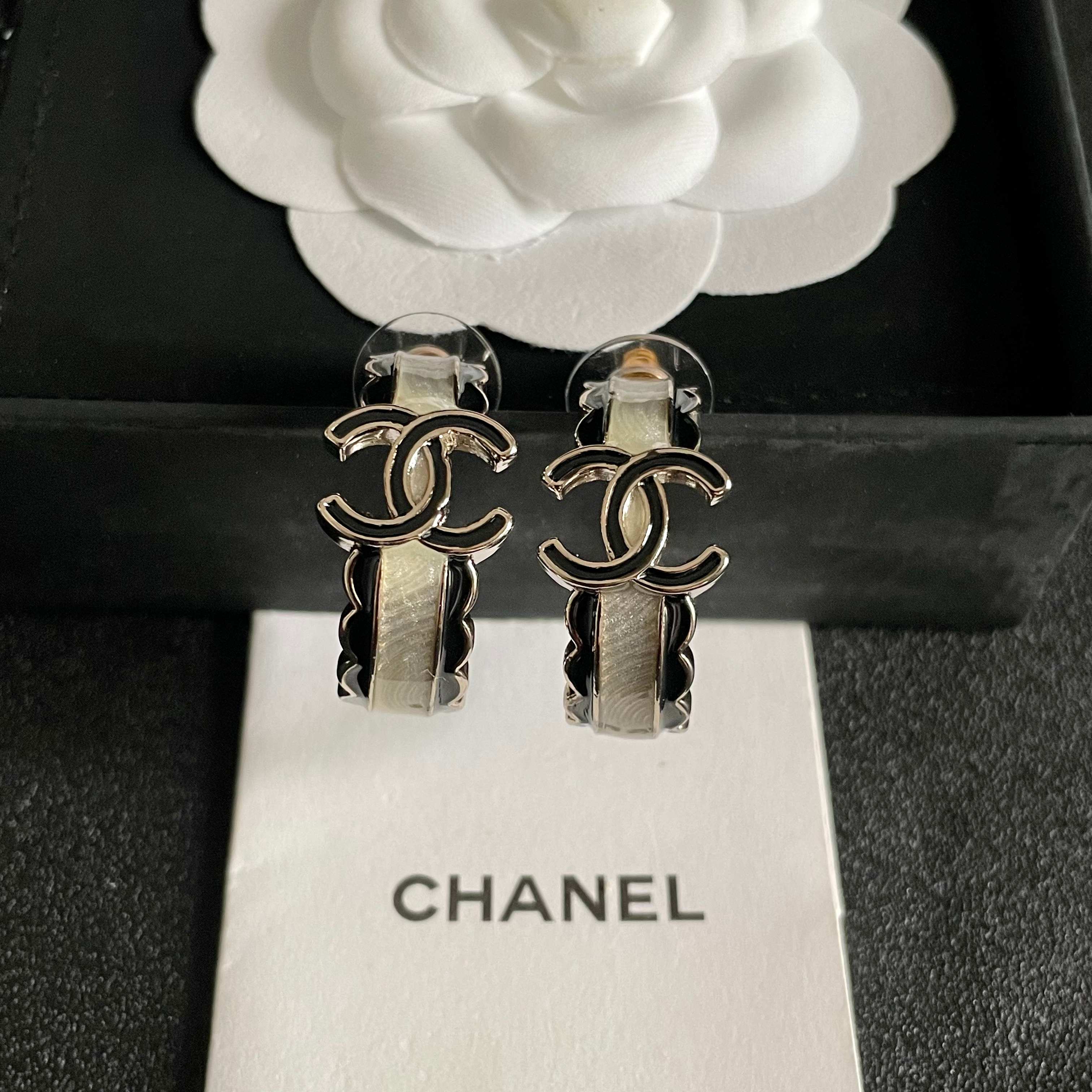 Chanel香奈儿 中古 耳钉👀小香家的款式真心无需多介绍😘🎶每一款都超好看，精致大方，非常显气质.